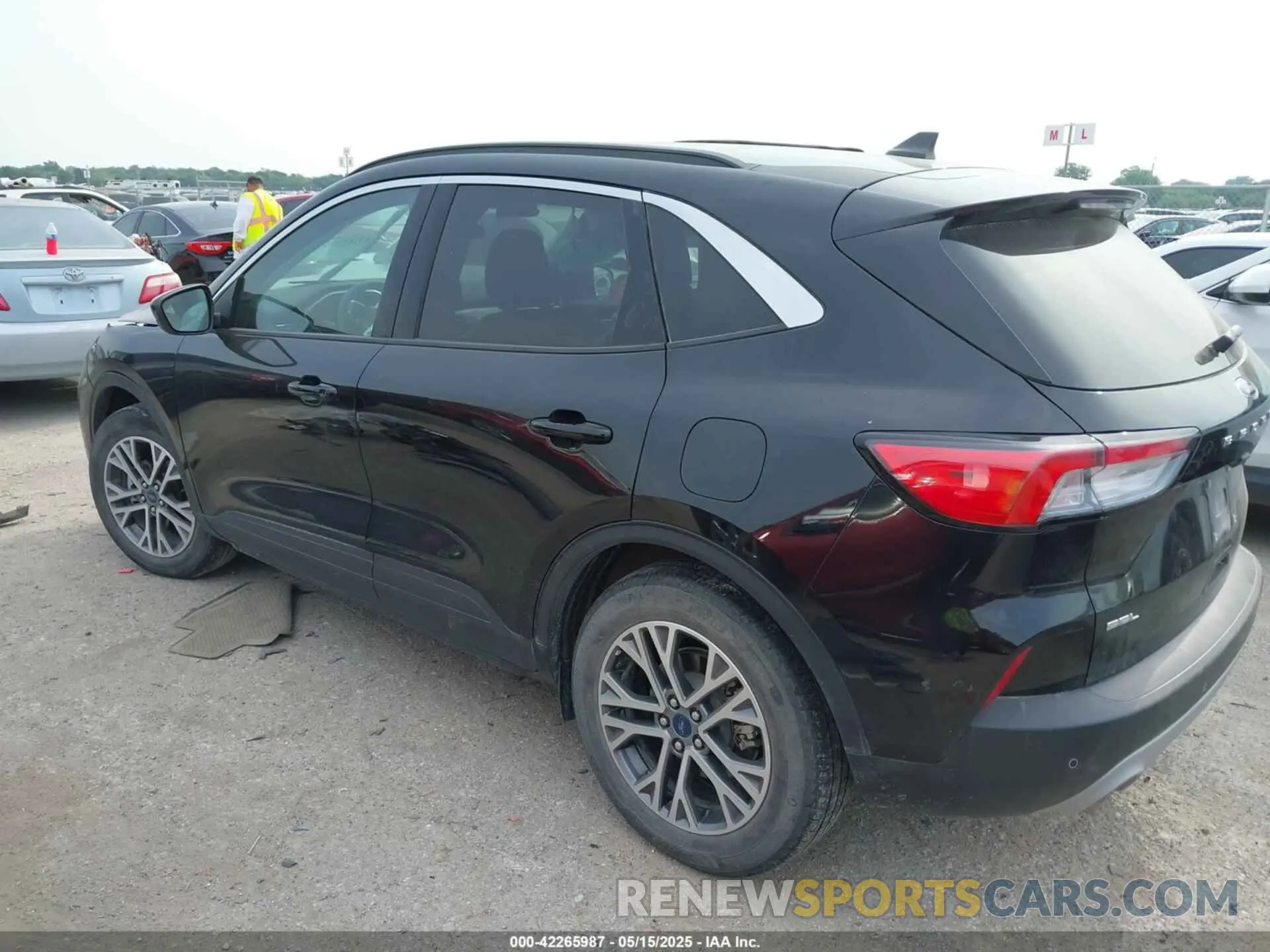 3 fotografías del automóvil dañado 1FMCU0H69NUB37900 FORD ESCAPE 2022