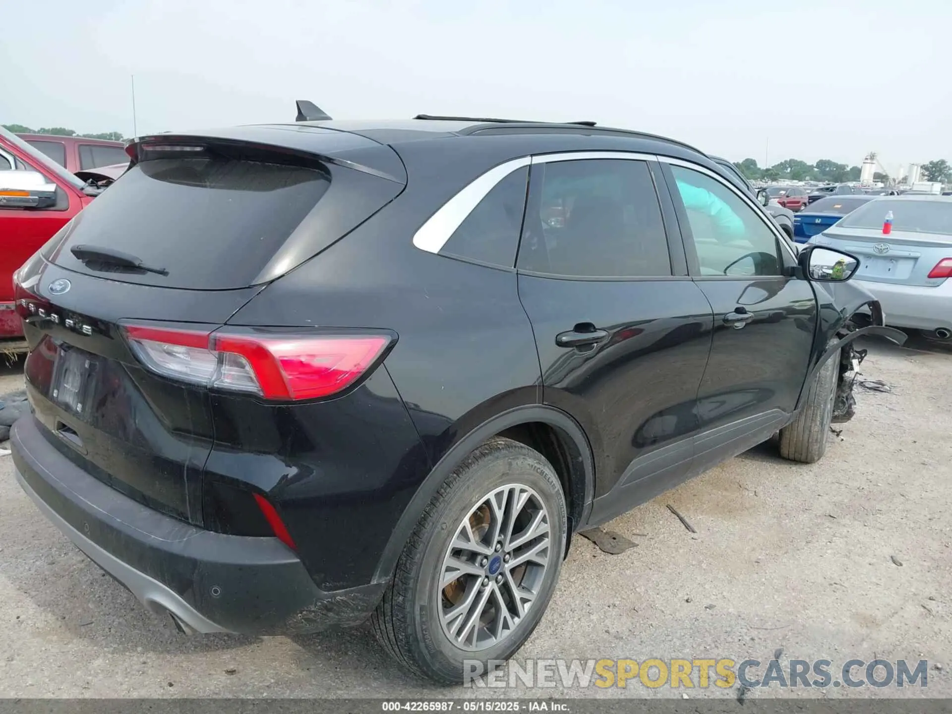 4 fotografías del automóvil dañado 1FMCU0H69NUB37900 FORD ESCAPE 2022