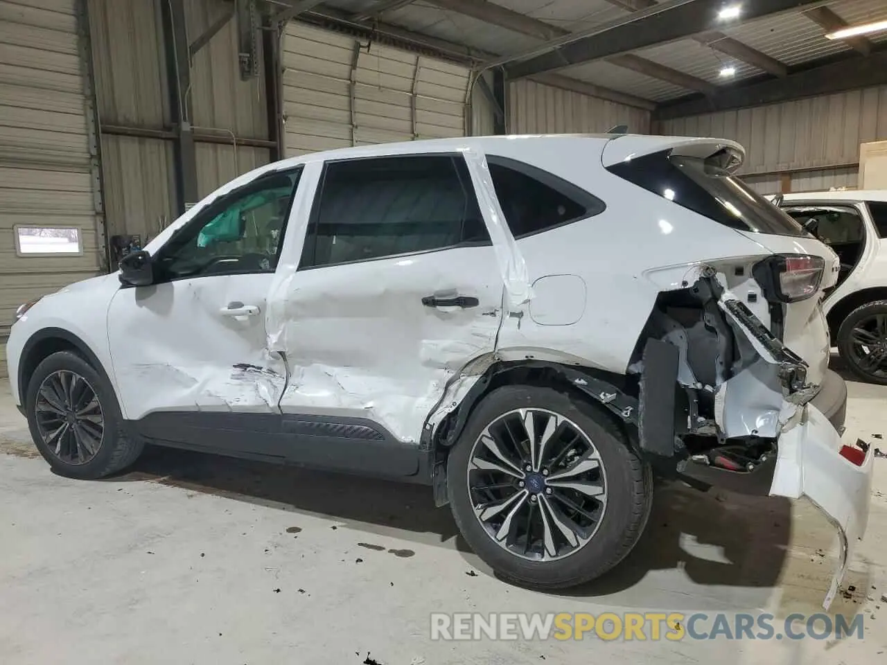 2 fotografías del automóvil dañado 1FMCU9G61NUB37377 FORD ESCAPE 2022