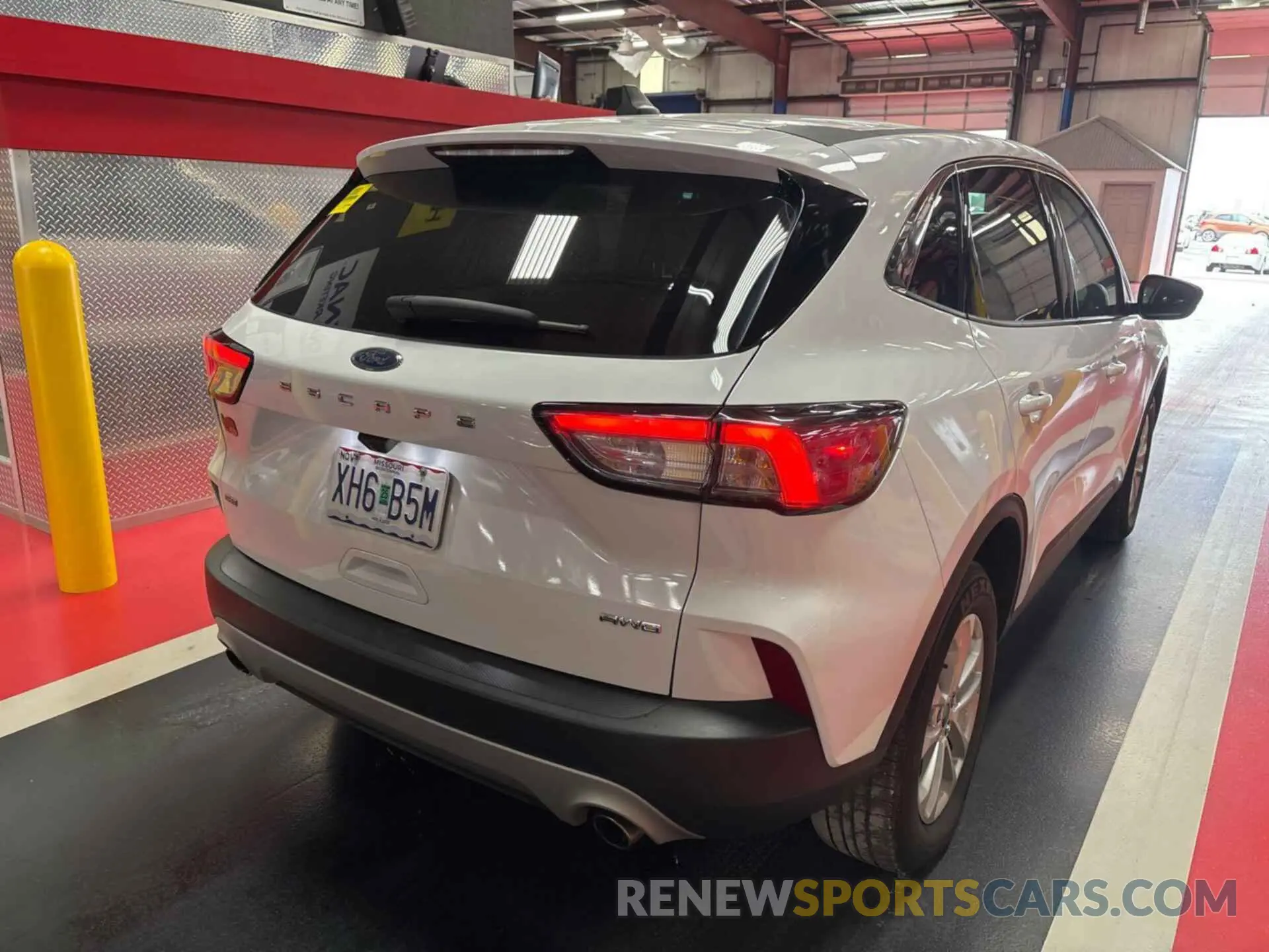 2 fotografías del automóvil dañado 1FMCU9G62NUA68005 FORD ESCAPE 2022