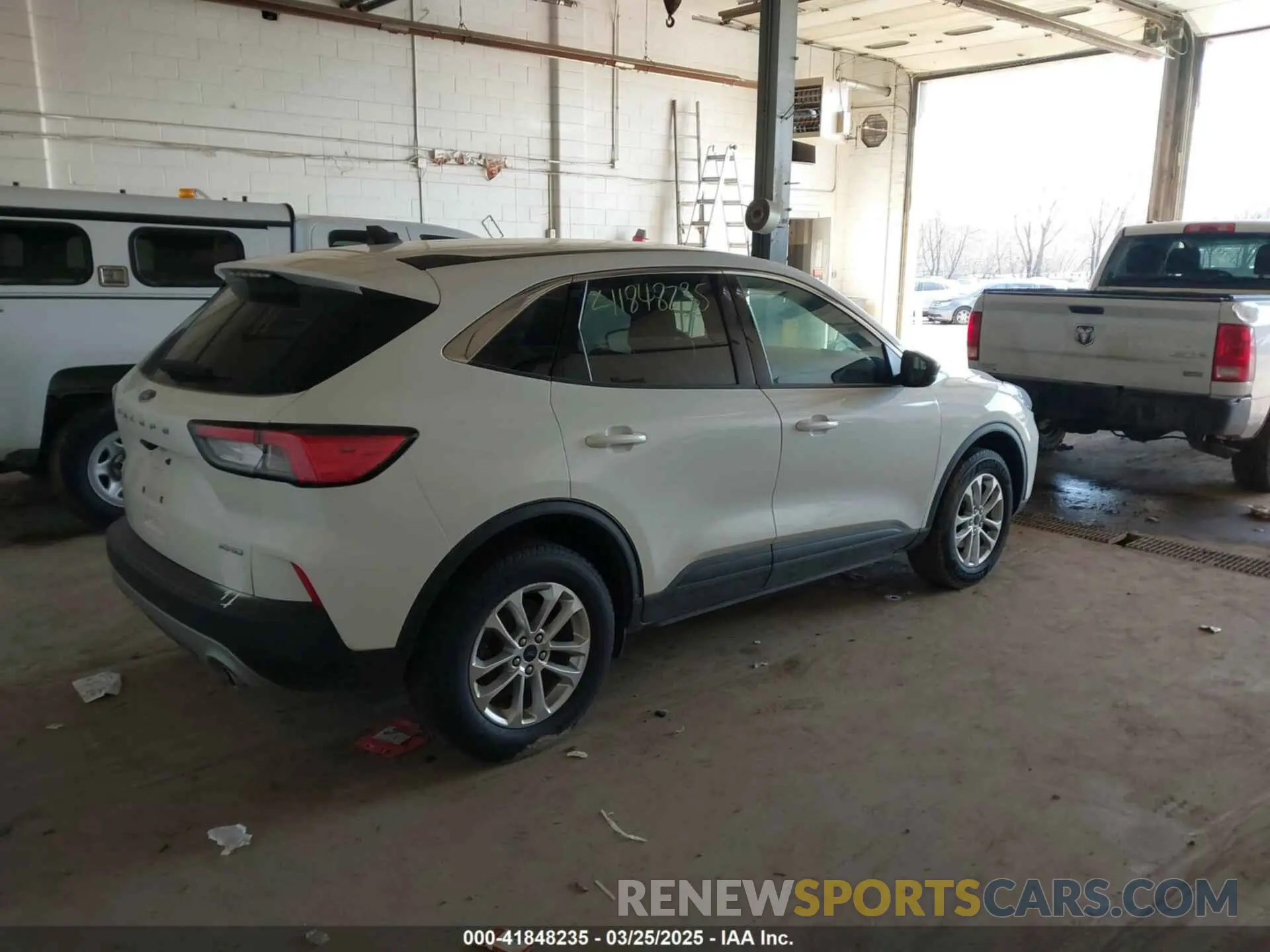 4 fotografías del automóvil dañado 1FMCU9G63NUA61225 FORD ESCAPE 2022