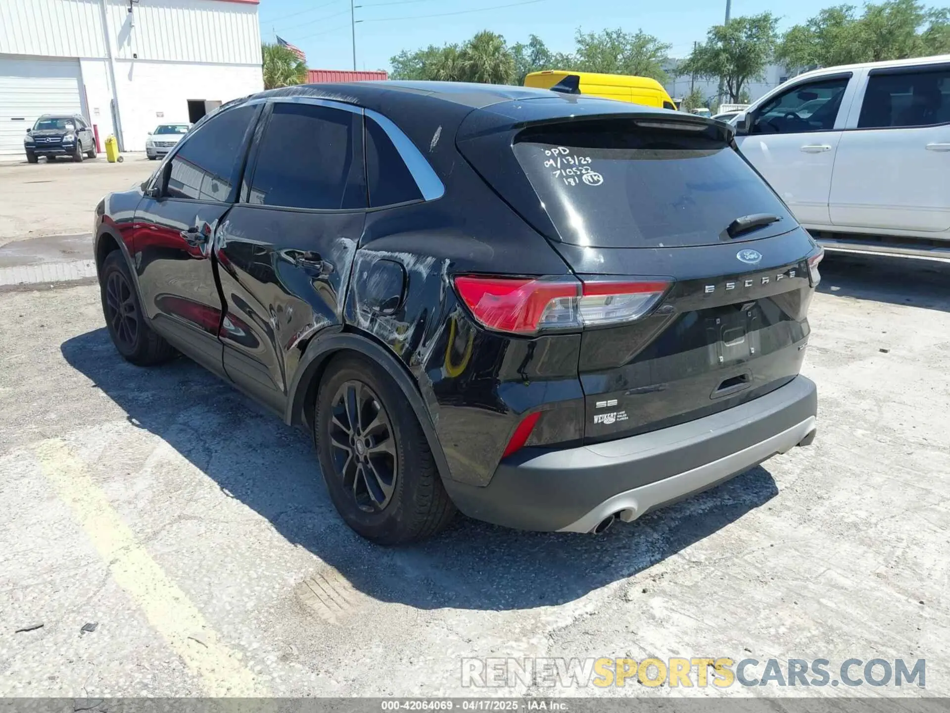3 fotografías del automóvil dañado 1FMCU9G63NUB37820 FORD ESCAPE 2022