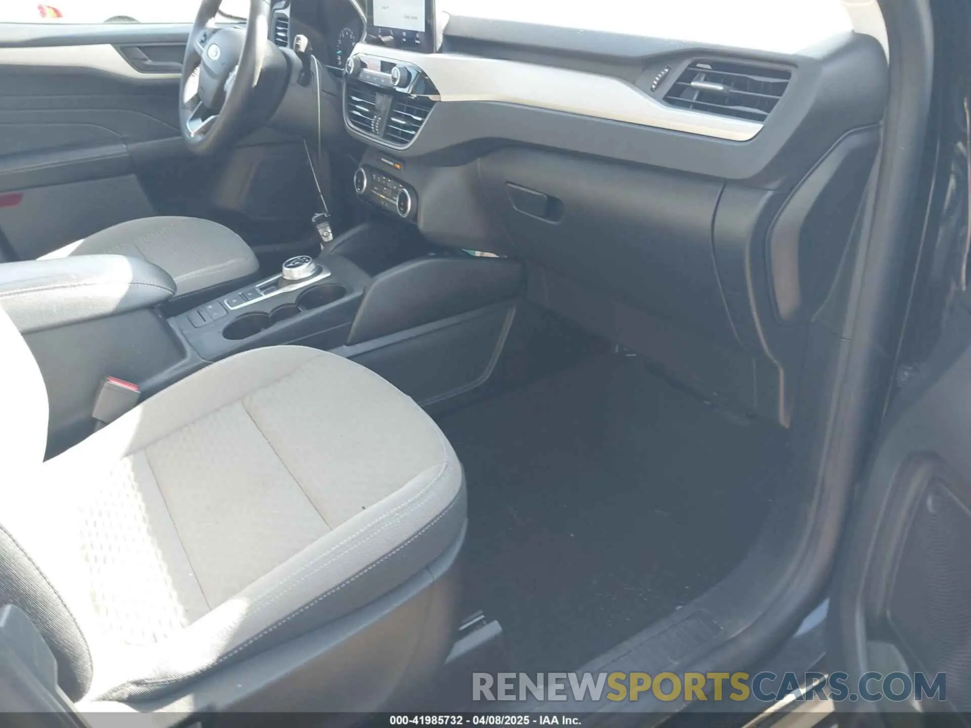 5 fotografías del automóvil dañado 1FMCU9G64NUB16684 FORD ESCAPE 2022