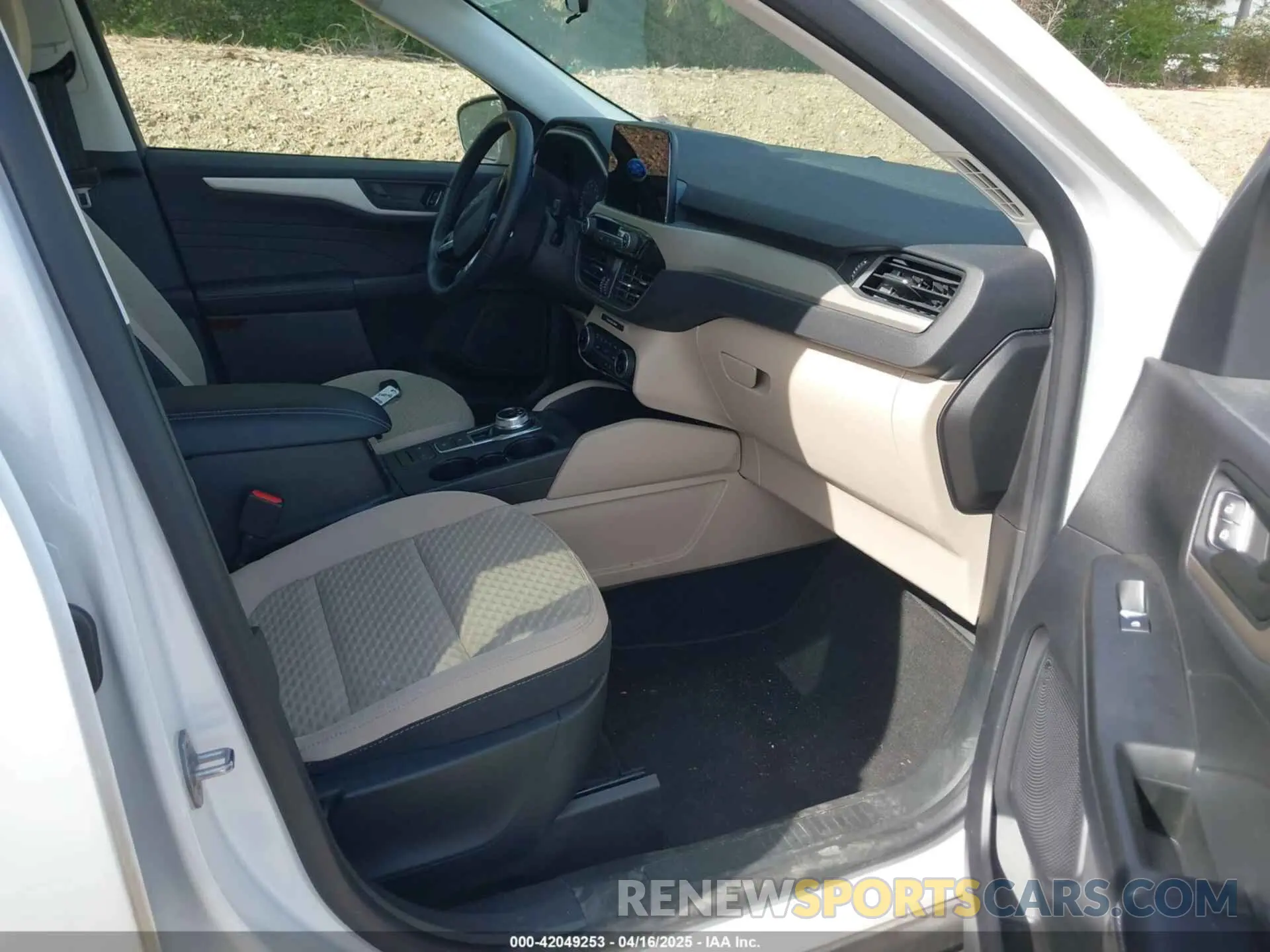 5 fotografías del automóvil dañado 1FMCU9G66NUA79069 FORD ESCAPE 2022