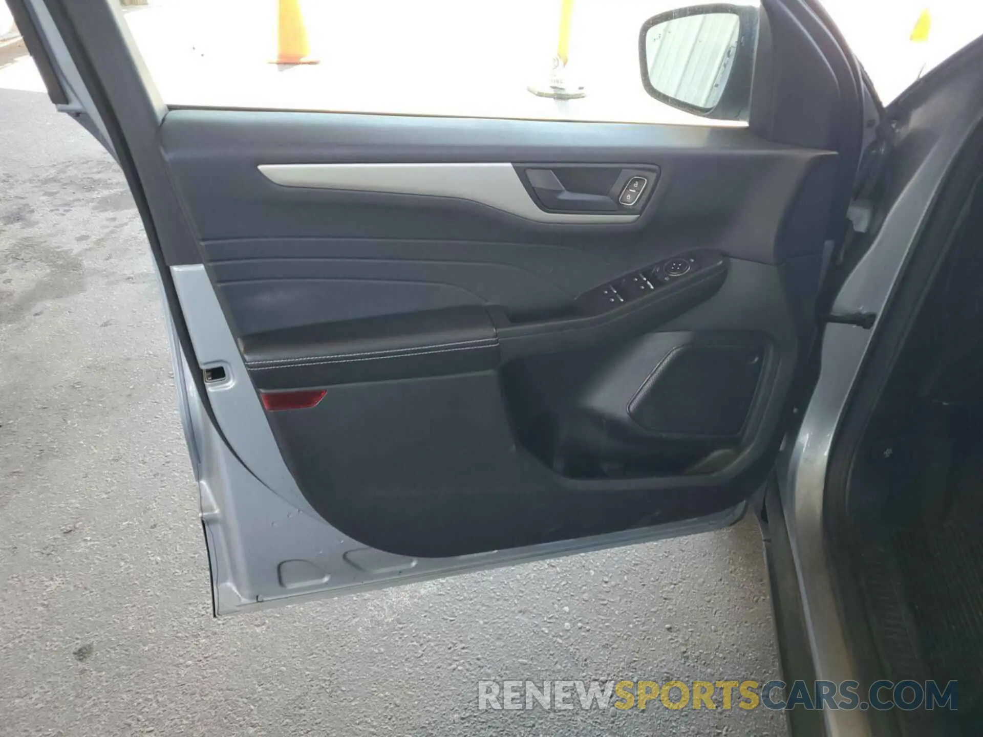 2 fotografías del automóvil dañado 1FMCU9G67NUB33074 FORD ESCAPE 2022