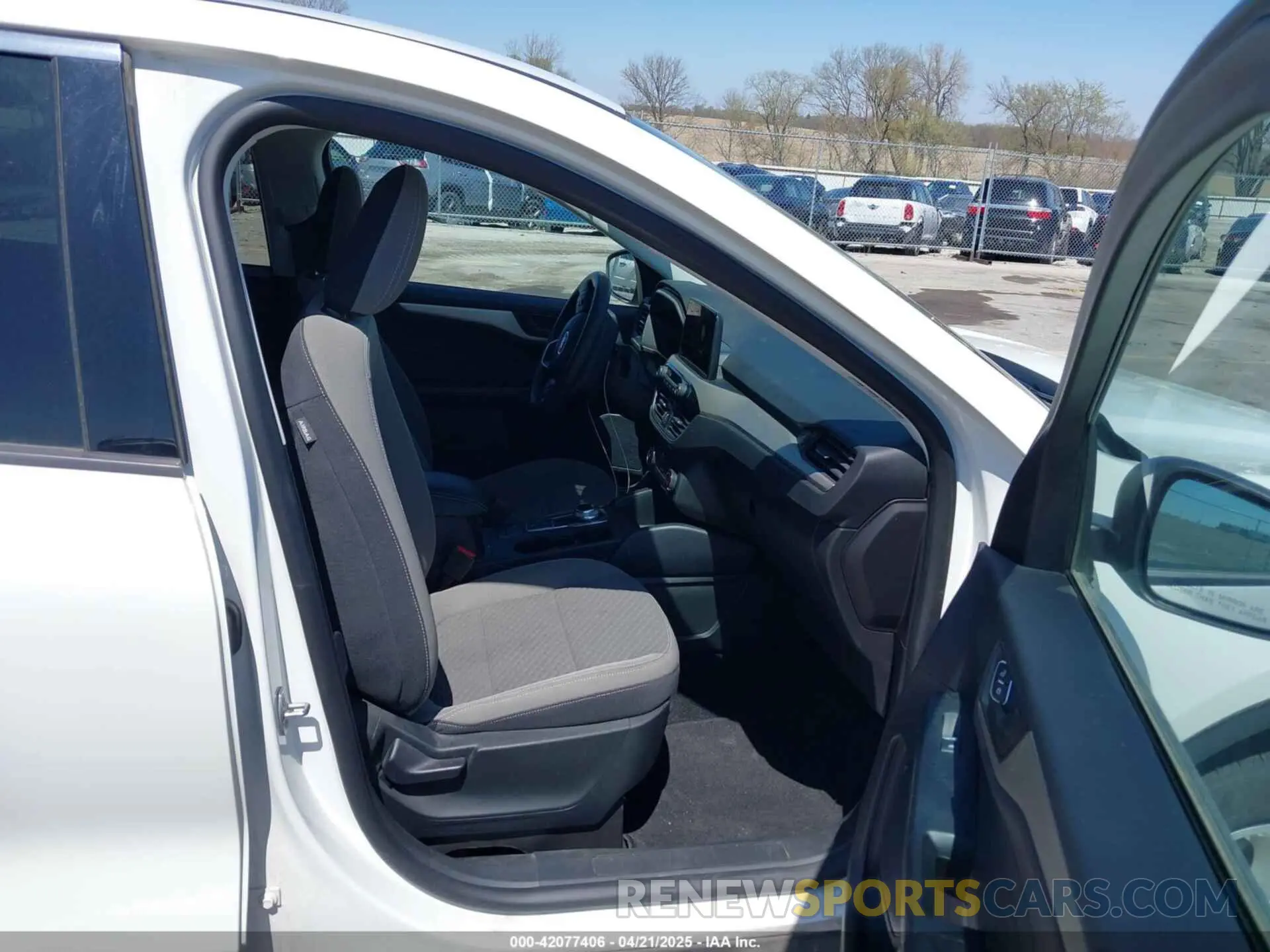 5 fotografías del automóvil dañado 1FMCU9G69NUA61133 FORD ESCAPE 2022