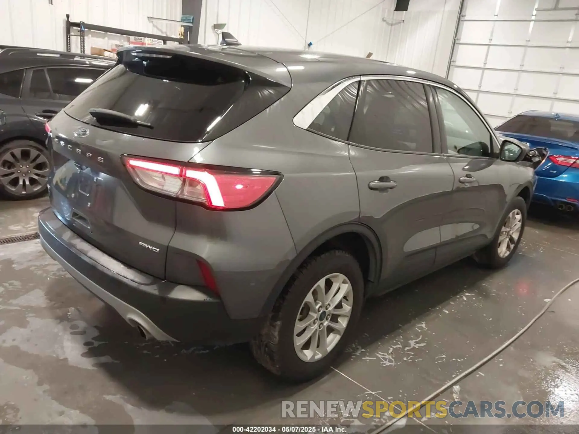 4 fotografías del automóvil dañado 1FMCU9G69NUA92477 FORD ESCAPE 2022