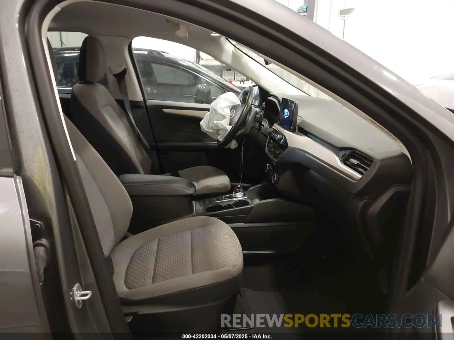 5 fotografías del automóvil dañado 1FMCU9G69NUA92477 FORD ESCAPE 2022