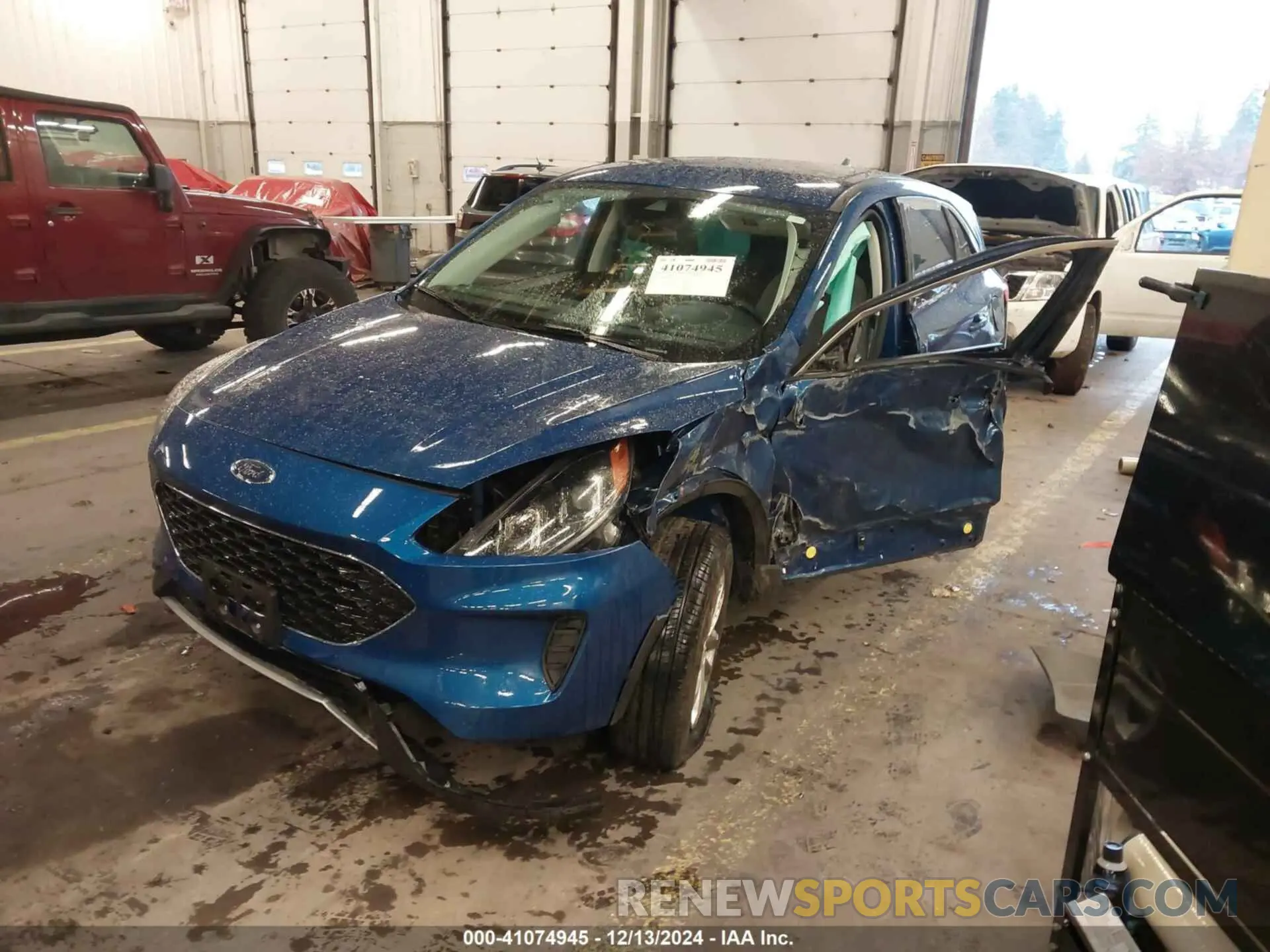 2 fotografías del automóvil dañado 1FMCU9G69NUB98928 FORD ESCAPE 2022