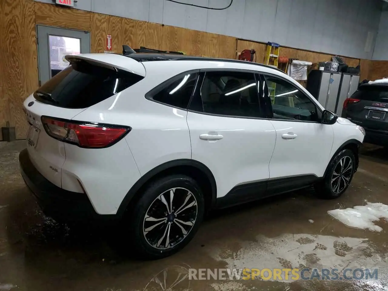 3 fotografías del automóvil dañado 1FMCU9G6XNUA43417 FORD ESCAPE 2022