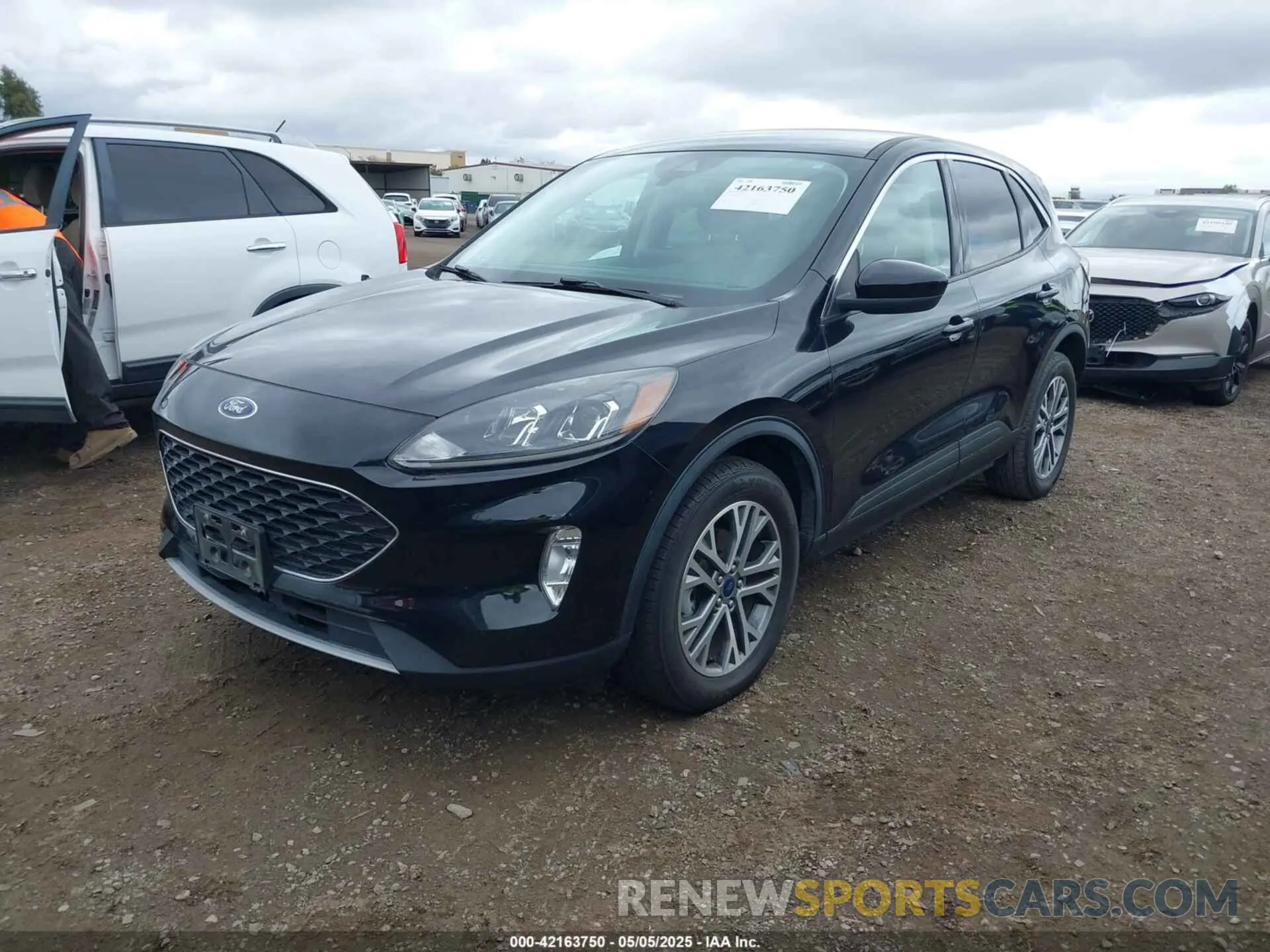 2 fotografías del automóvil dañado 1FMCU9H96NUA75175 FORD ESCAPE 2022