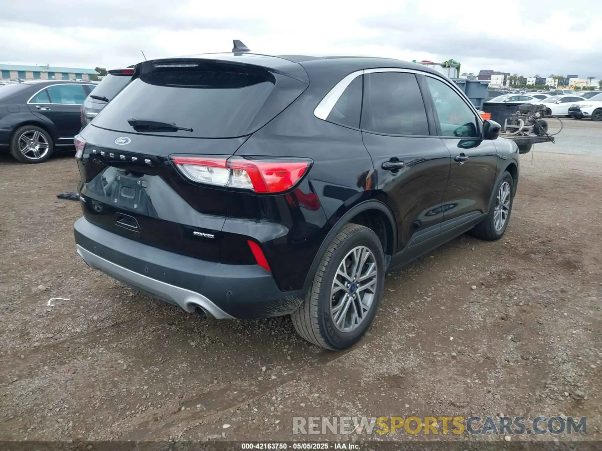 4 fotografías del automóvil dañado 1FMCU9H96NUA75175 FORD ESCAPE 2022