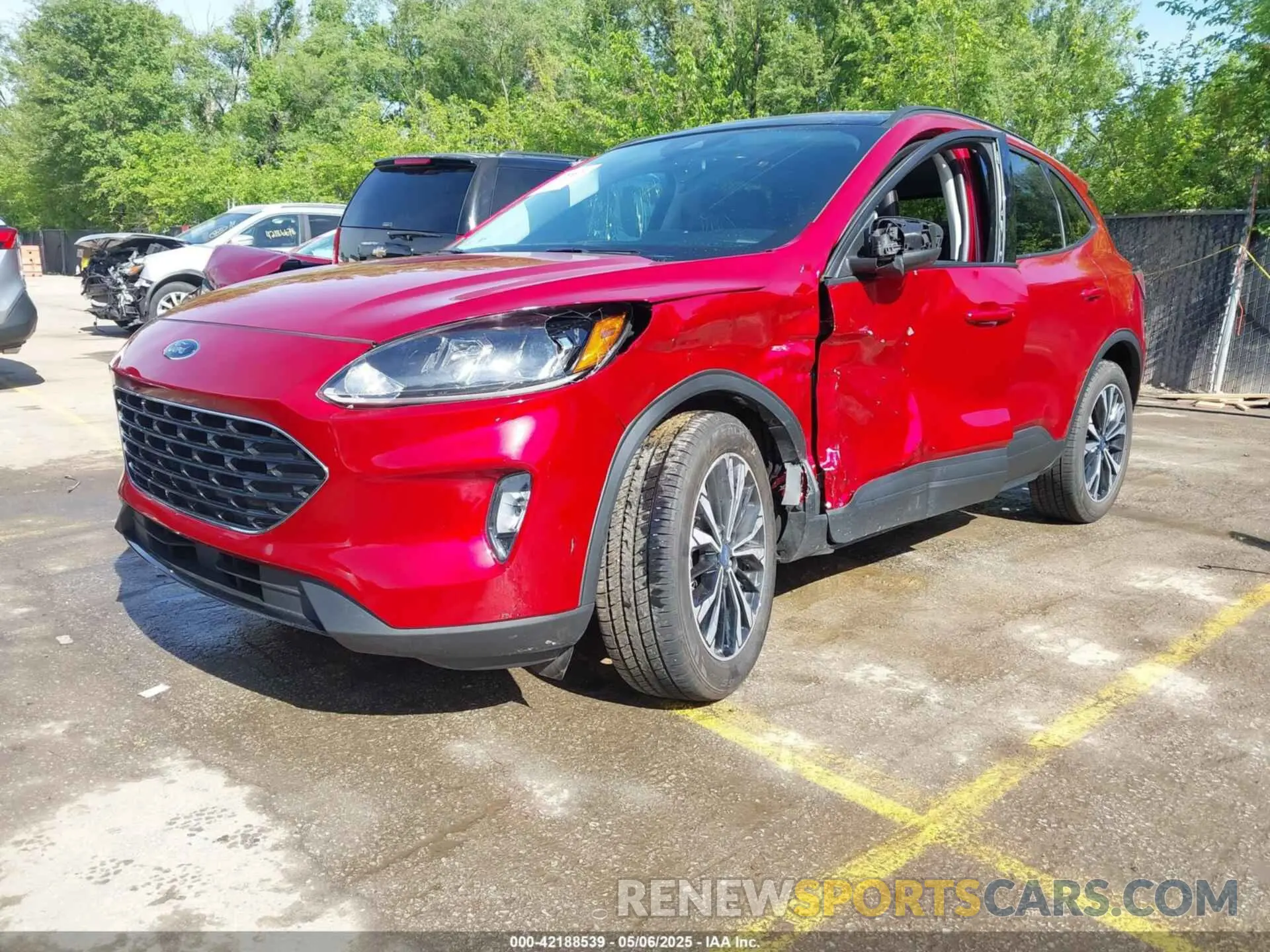 2 fotografías del automóvil dañado 1FMCU9H96NUA82613 FORD ESCAPE 2022