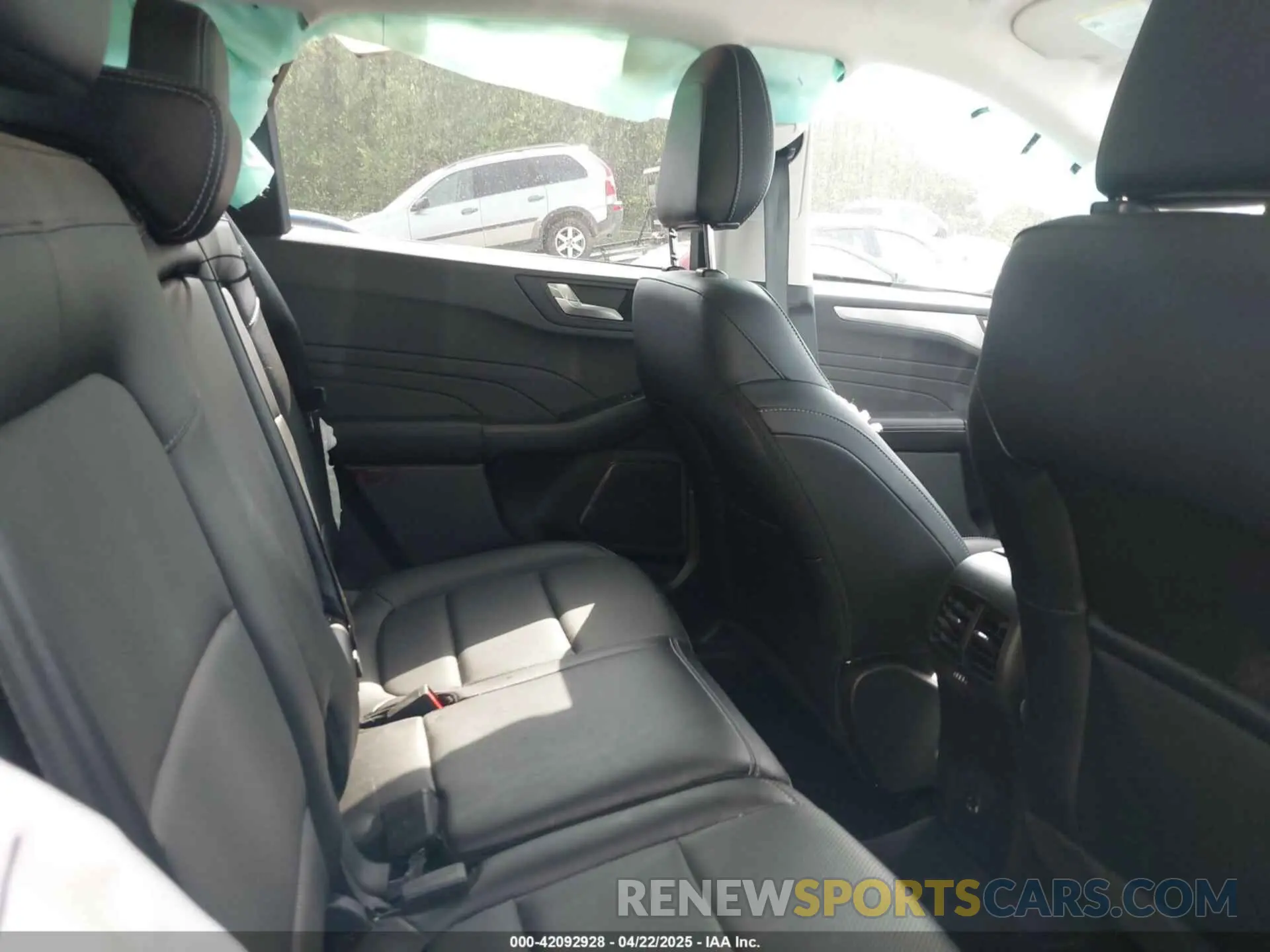 8 fotografías del automóvil dañado 1FMCU9J91NUB87215 FORD ESCAPE 2022