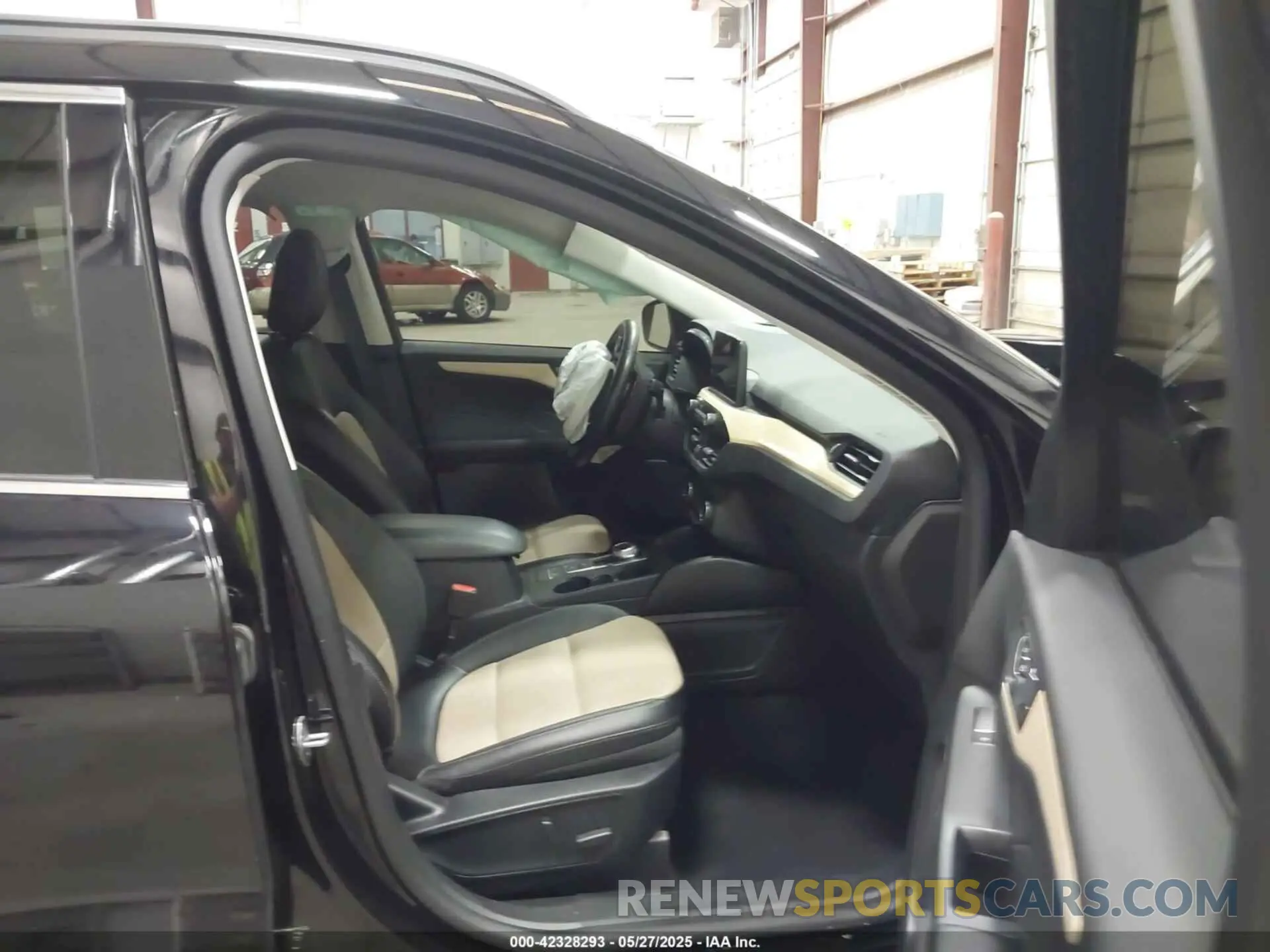 5 fotografías del automóvil dañado 1FMCU9J94NUA13638 FORD ESCAPE 2022