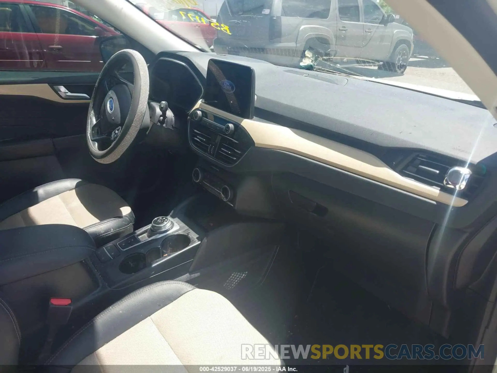 5 fotografías del automóvil dañado 1FMCU9J94NUB51177 FORD ESCAPE 2022