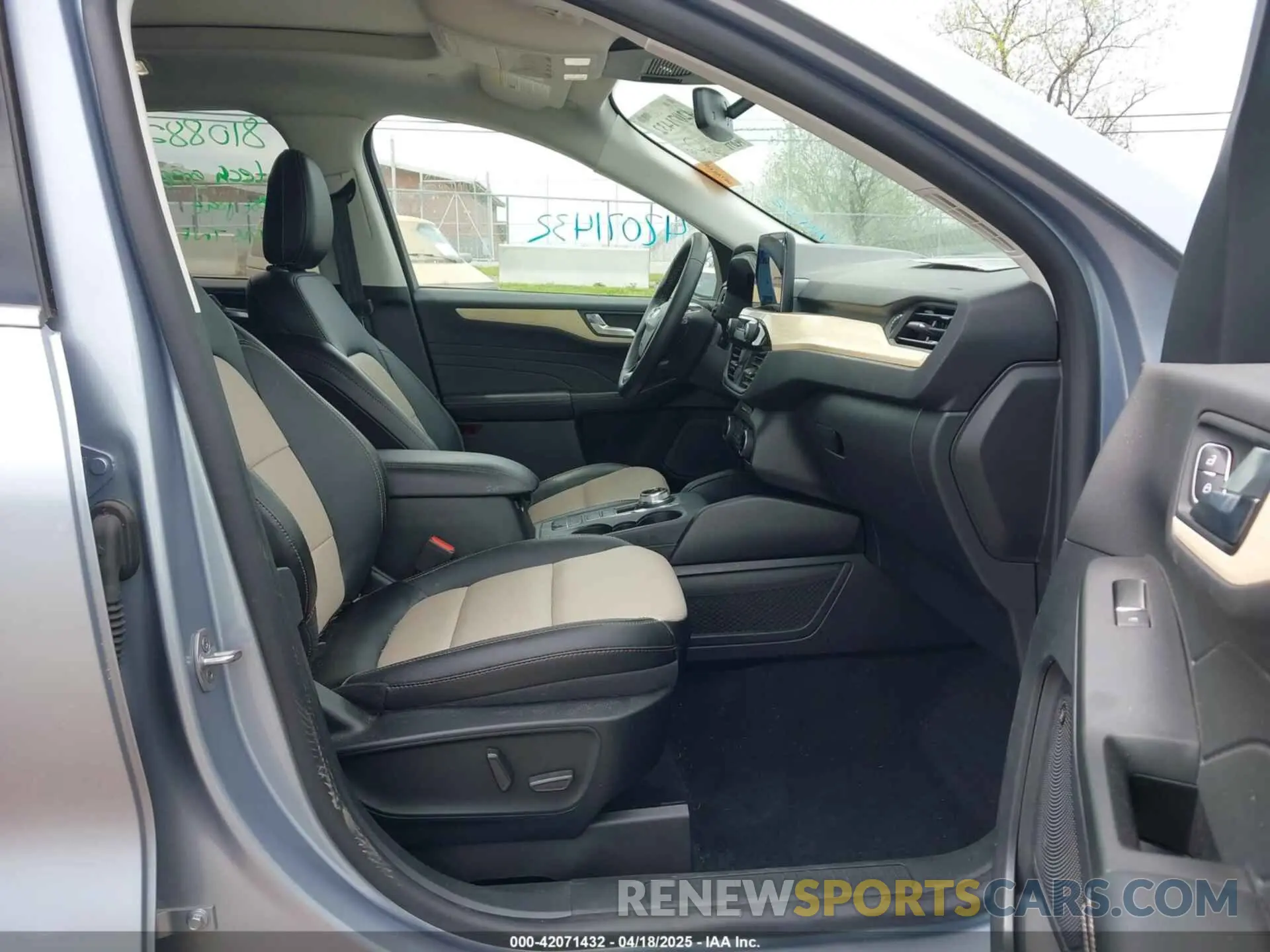 5 fotografías del automóvil dañado 1FMCU9J95NUA87666 FORD ESCAPE 2022