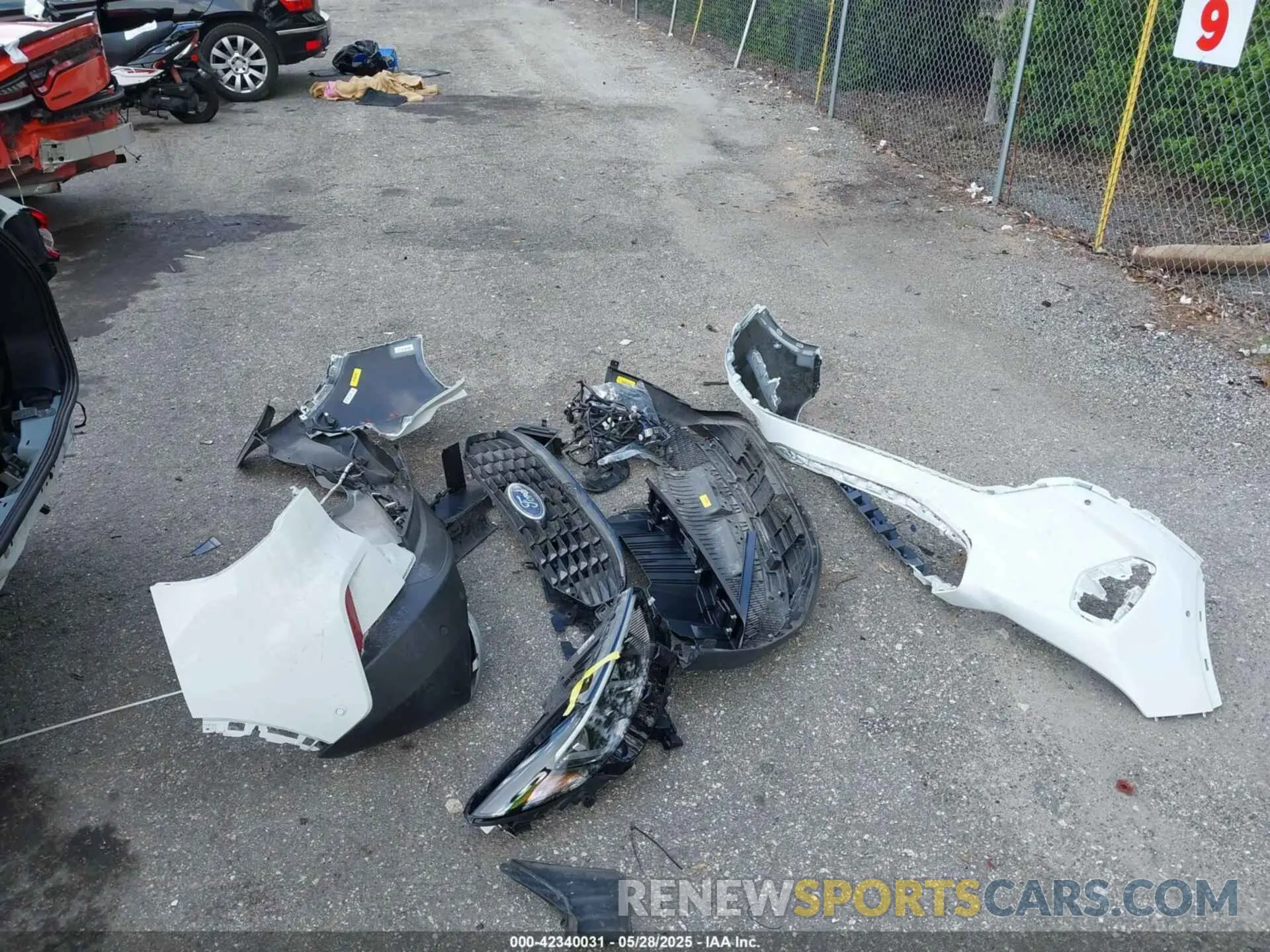 12 fotografías del automóvil dañado 1FMCU0E17PUA76655 FORD ESCAPE 2023