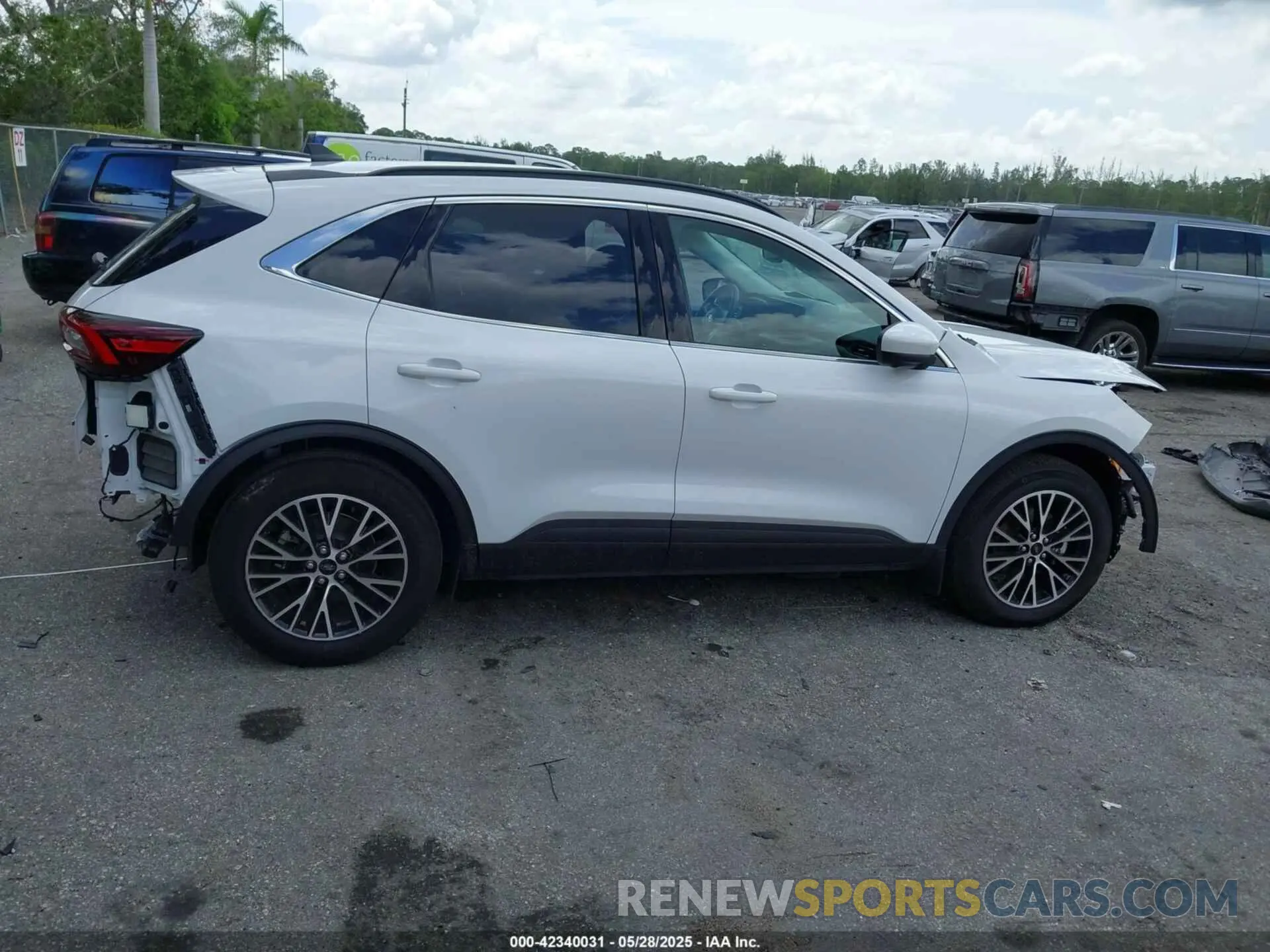 14 fotografías del automóvil dañado 1FMCU0E17PUA76655 FORD ESCAPE 2023