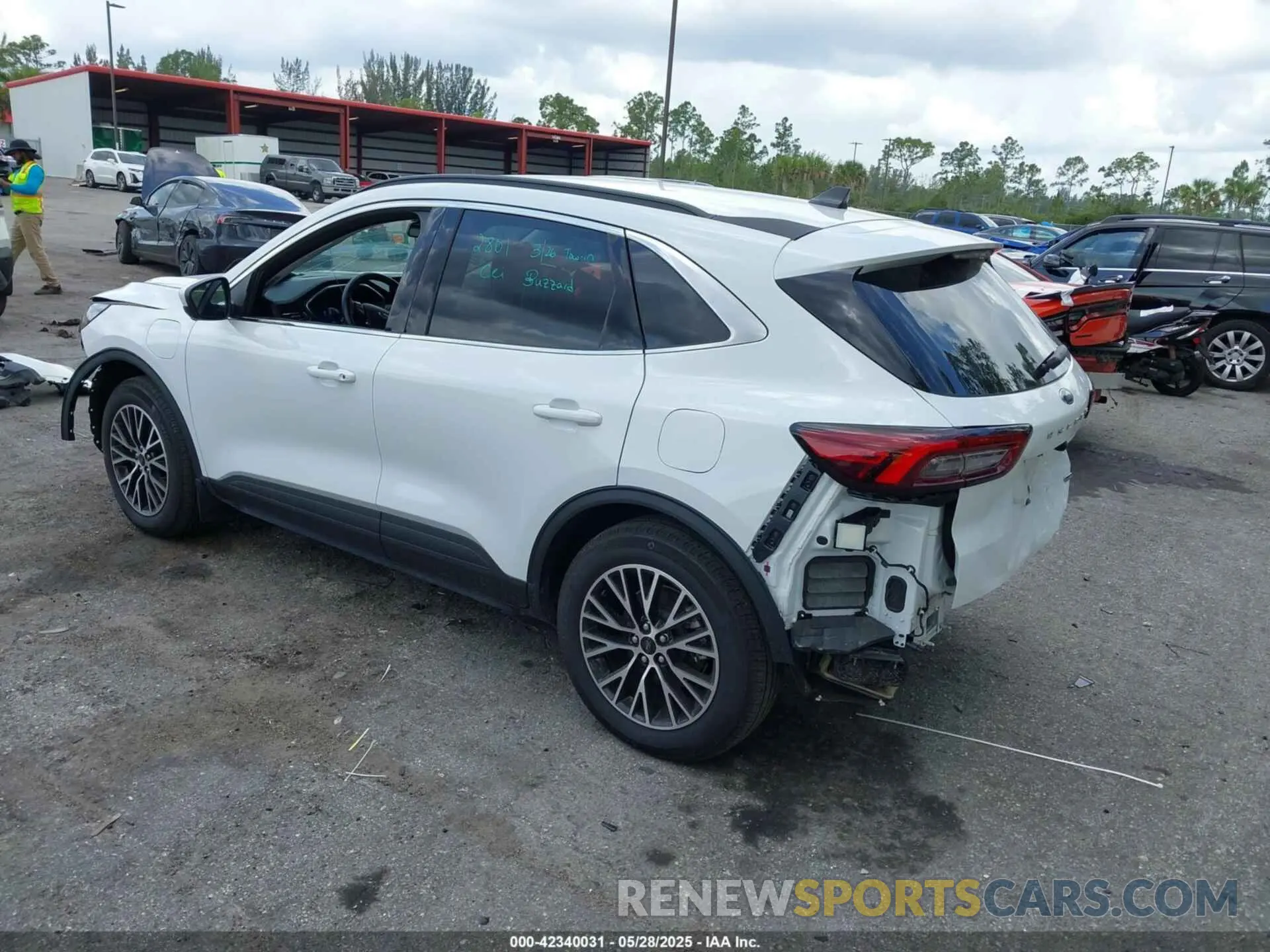 3 fotografías del automóvil dañado 1FMCU0E17PUA76655 FORD ESCAPE 2023