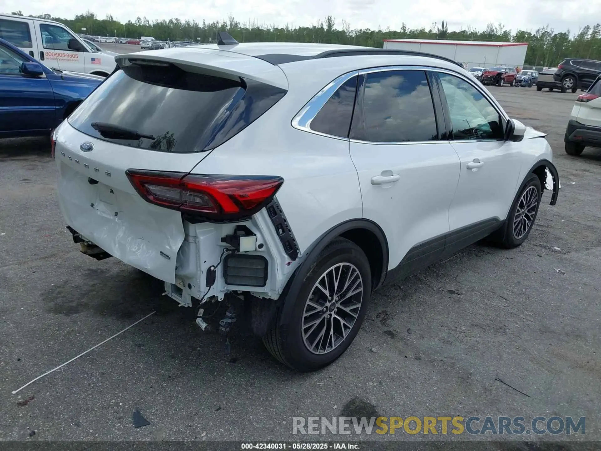 4 fotografías del automóvil dañado 1FMCU0E17PUA76655 FORD ESCAPE 2023