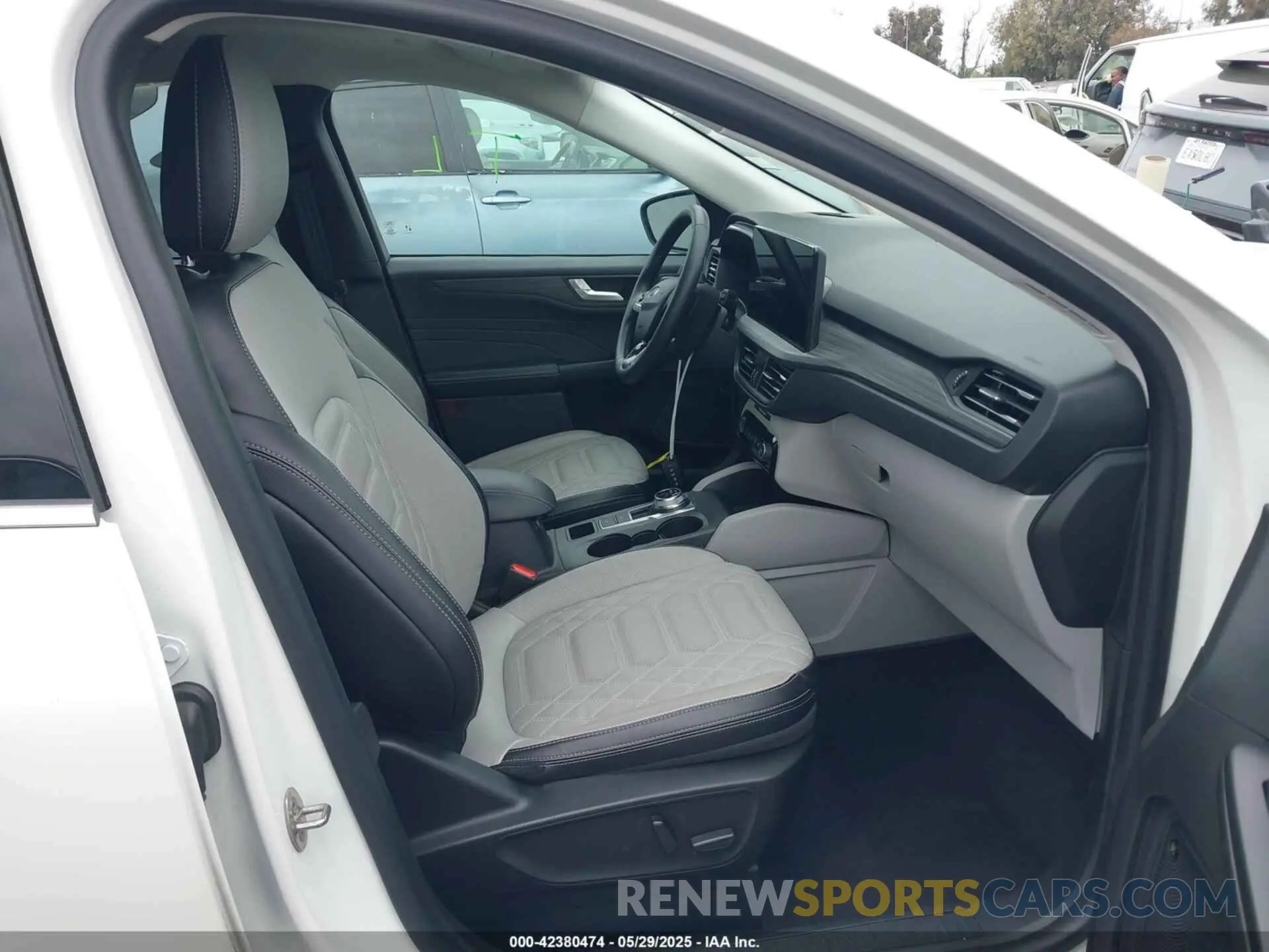 5 fotografías del automóvil dañado 1FMCU0E19PUB34796 FORD ESCAPE 2023