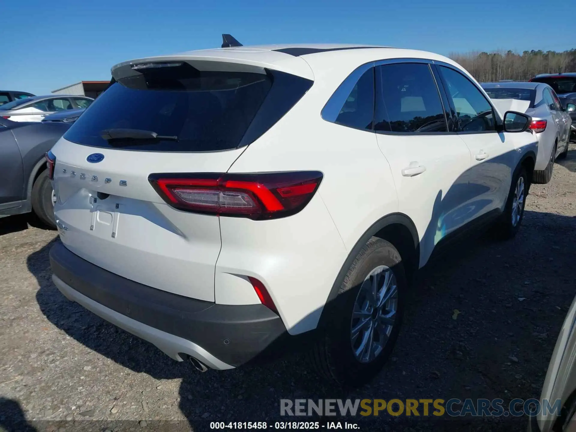 4 fotografías del automóvil dañado 1FMCU0GN0PUA52469 FORD ESCAPE 2023