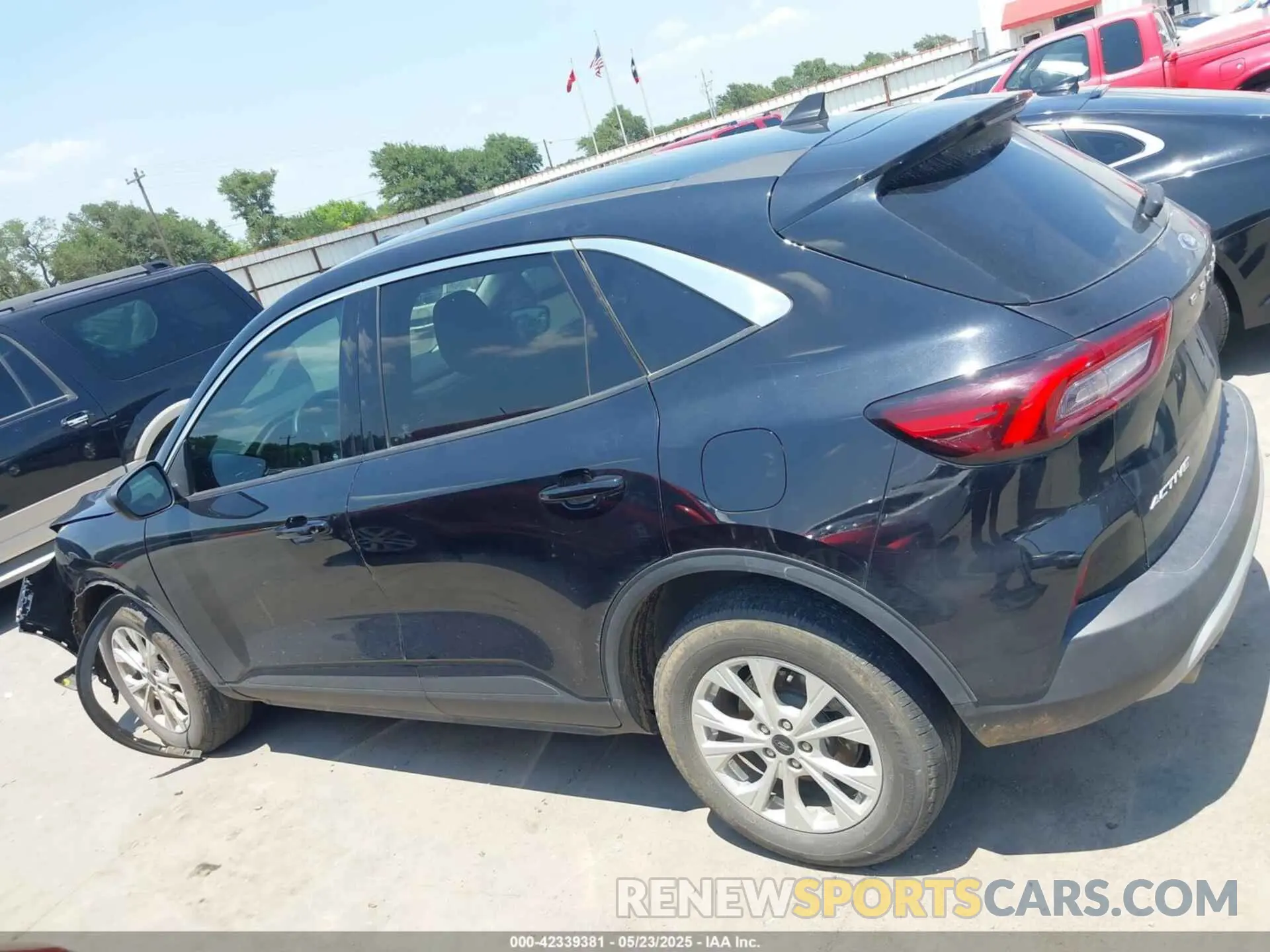 14 fotografías del automóvil dañado 1FMCU0GN0PUB19216 FORD ESCAPE 2023
