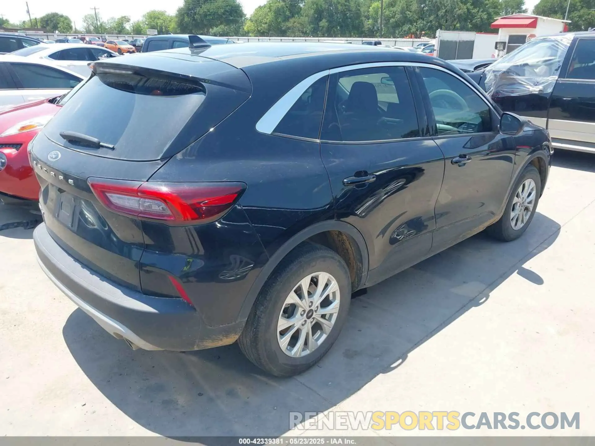 4 fotografías del automóvil dañado 1FMCU0GN0PUB19216 FORD ESCAPE 2023