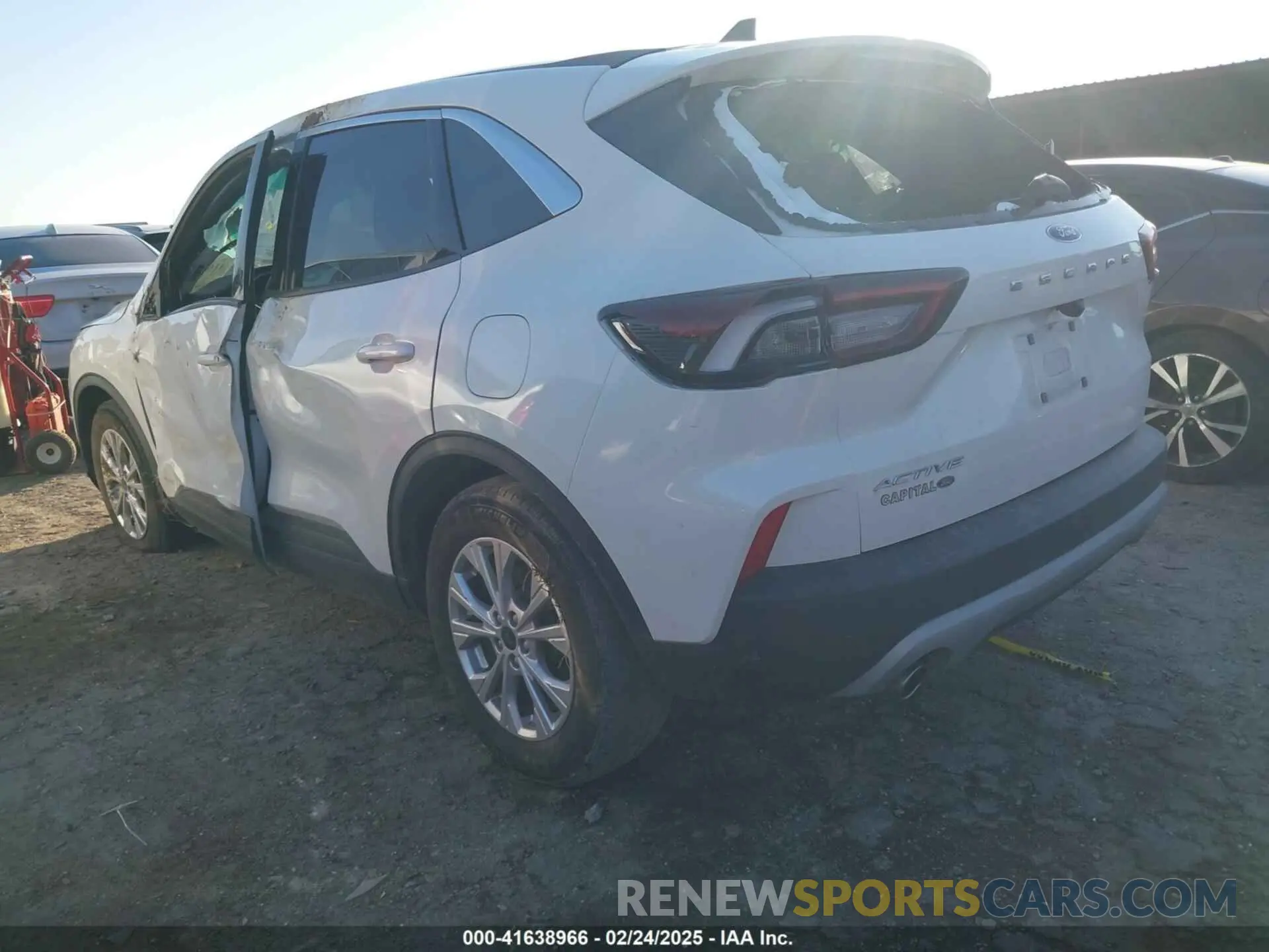 3 fotografías del automóvil dañado 1FMCU0GN8PUA64420 FORD ESCAPE 2023