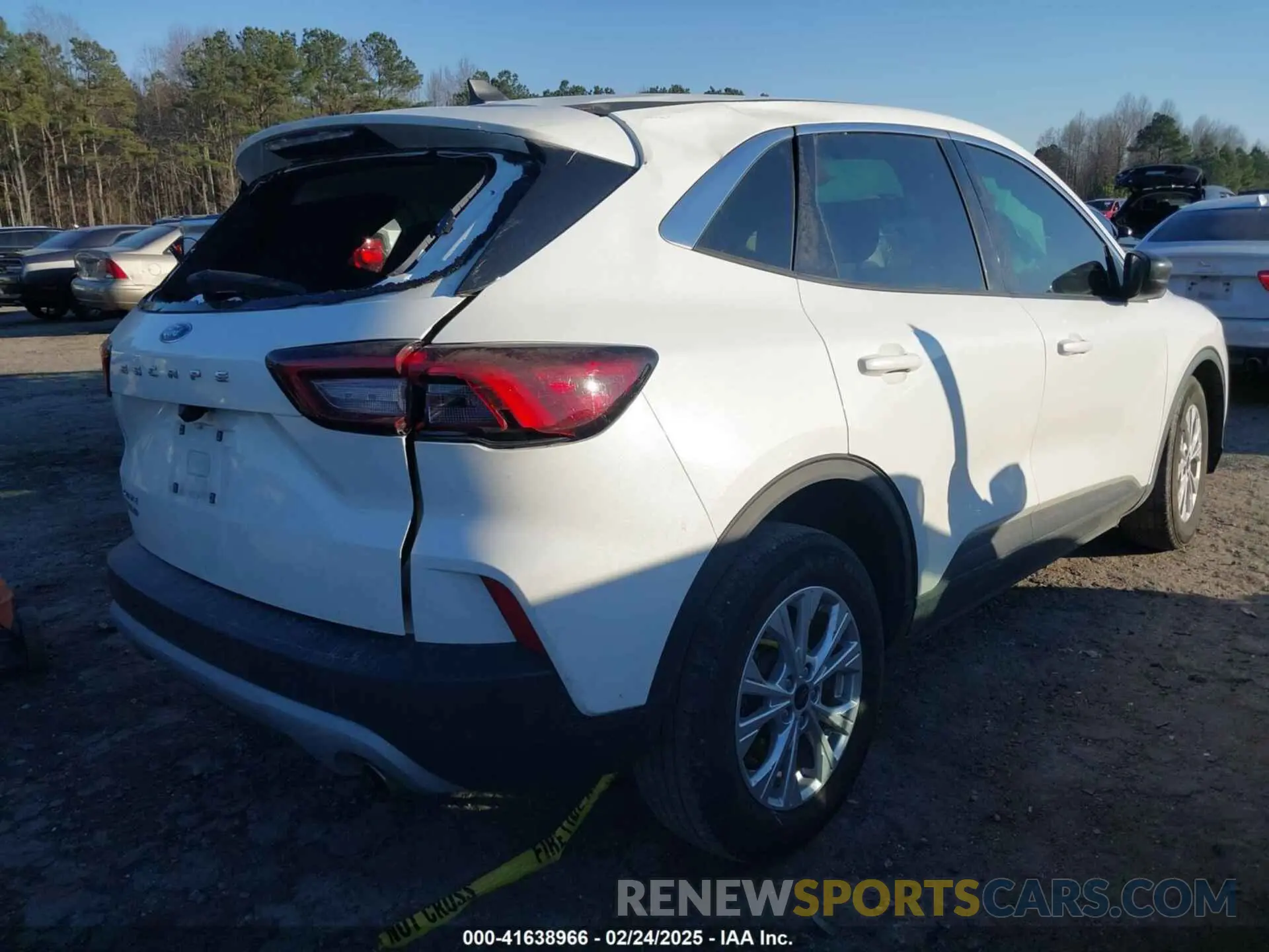 4 fotografías del automóvil dañado 1FMCU0GN8PUA64420 FORD ESCAPE 2023