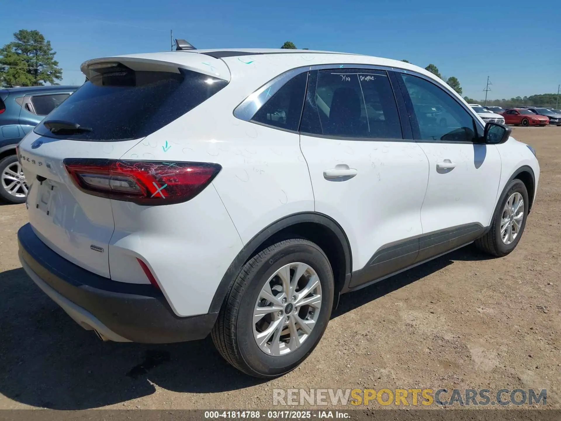 4 fotografías del automóvil dañado 1FMCU0GZ4PUA68600 FORD ESCAPE 2023