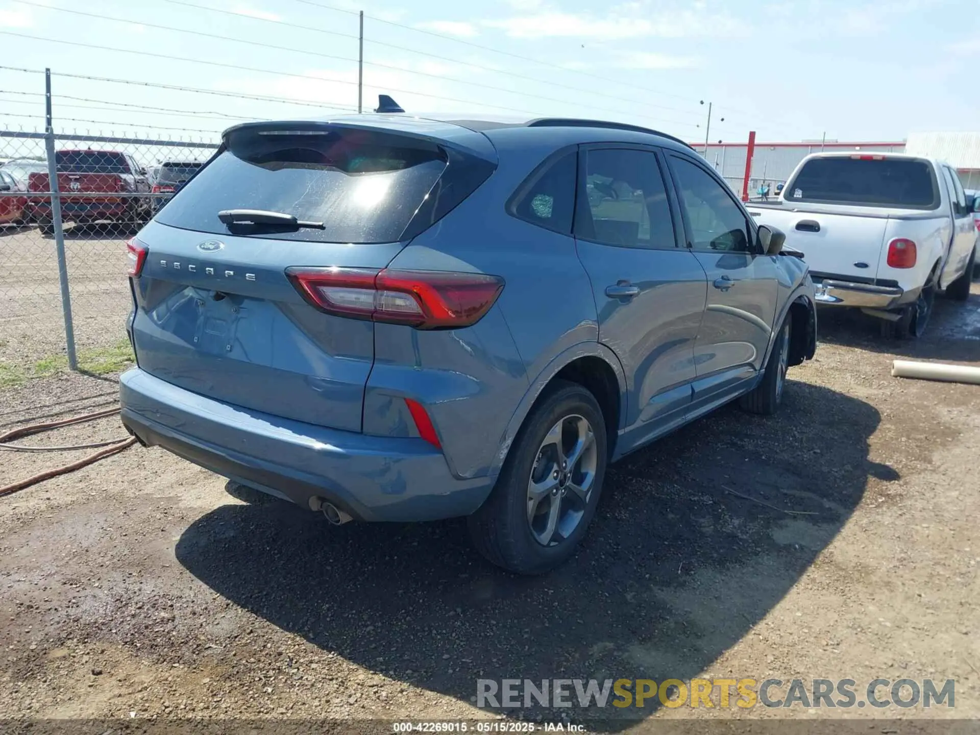 4 fotografías del automóvil dañado 1FMCU0MN0PUB06292 FORD ESCAPE 2023