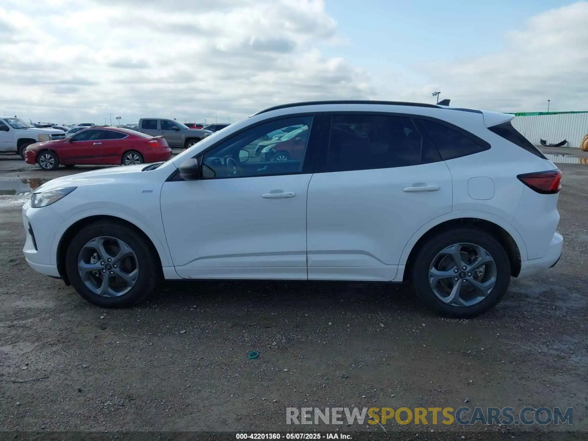 14 fotografías del automóvil dañado 1FMCU0MN4PUA70574 FORD ESCAPE 2023