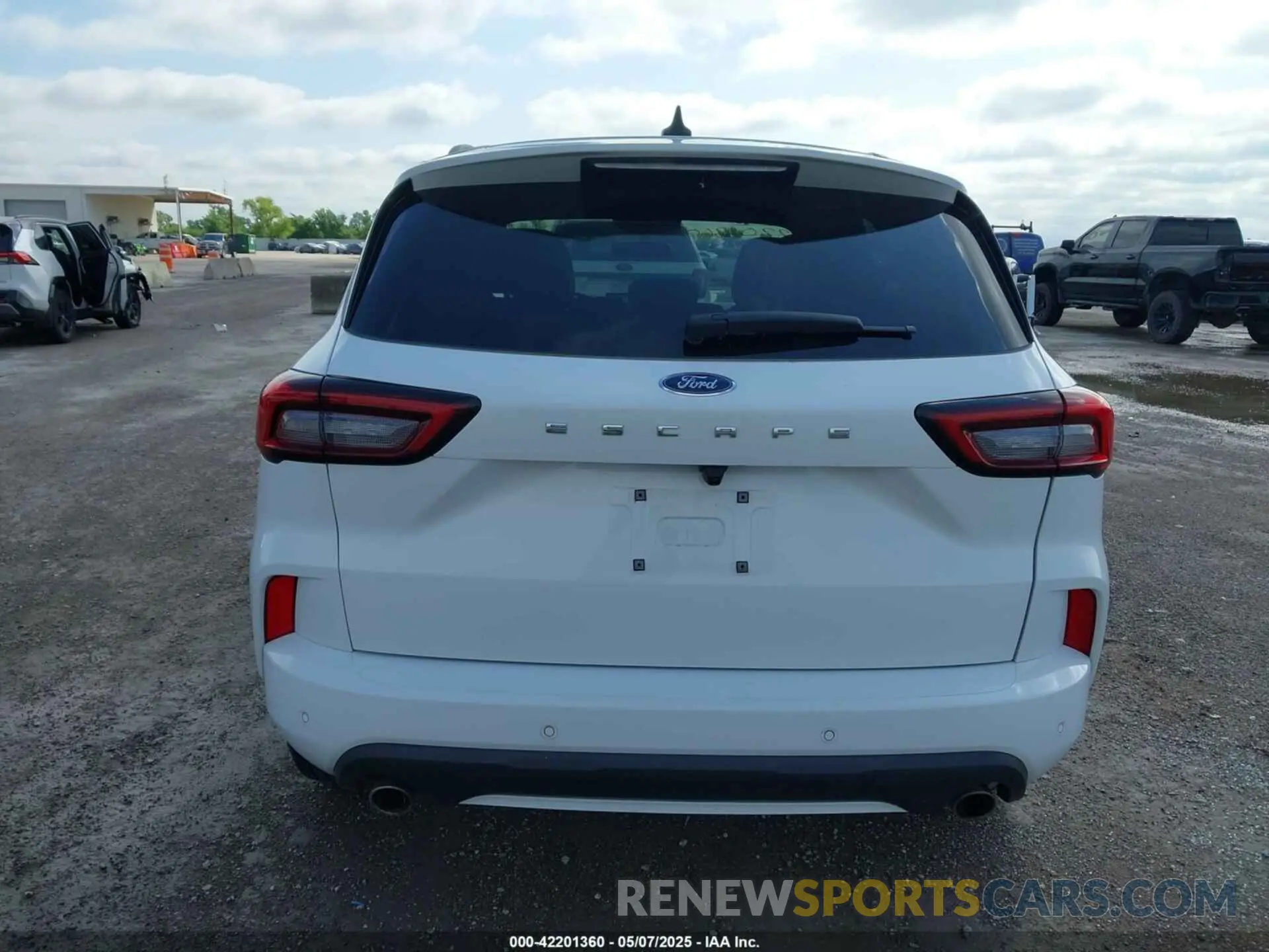 16 fotografías del automóvil dañado 1FMCU0MN4PUA70574 FORD ESCAPE 2023
