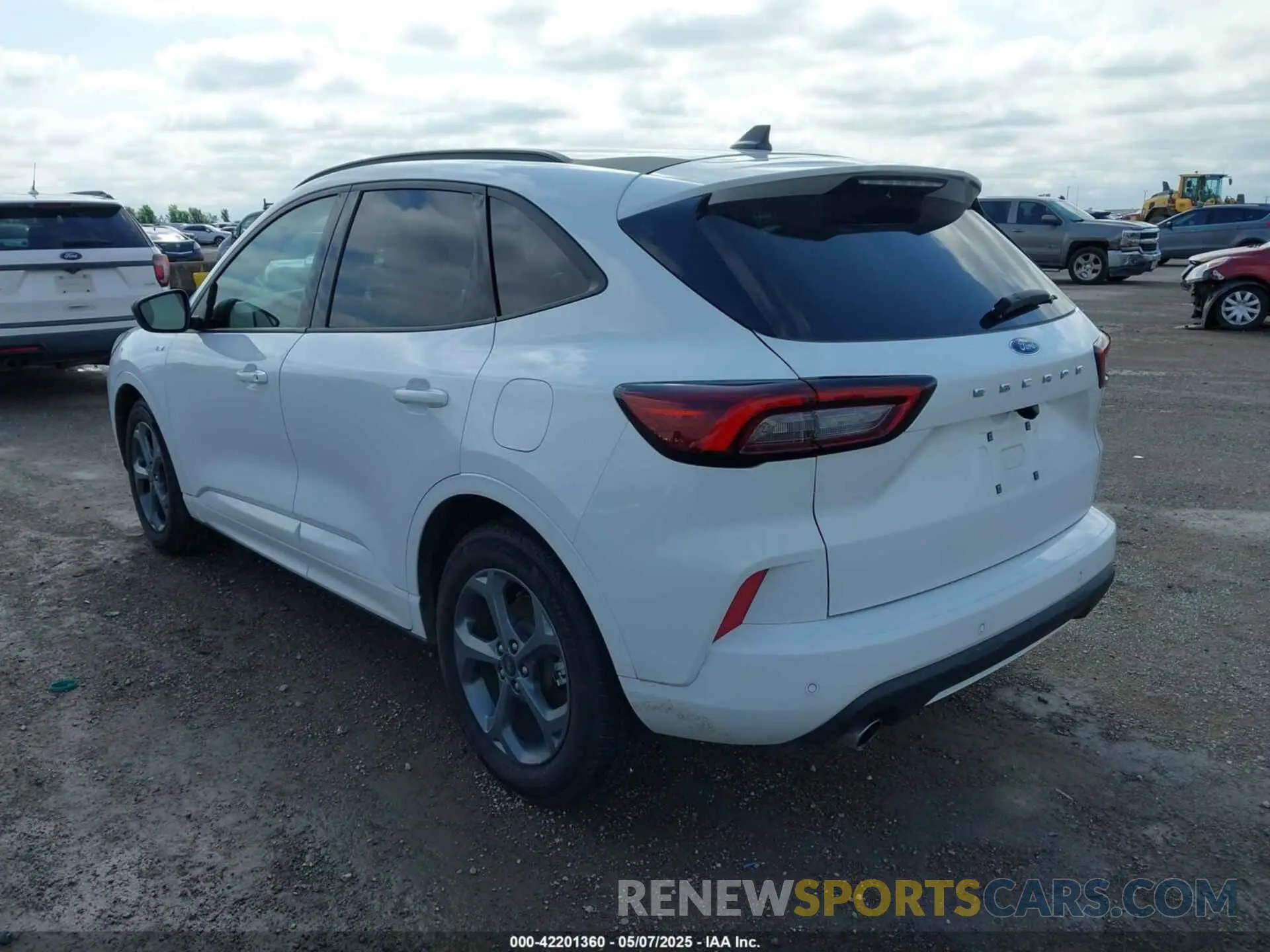 3 fotografías del automóvil dañado 1FMCU0MN4PUA70574 FORD ESCAPE 2023