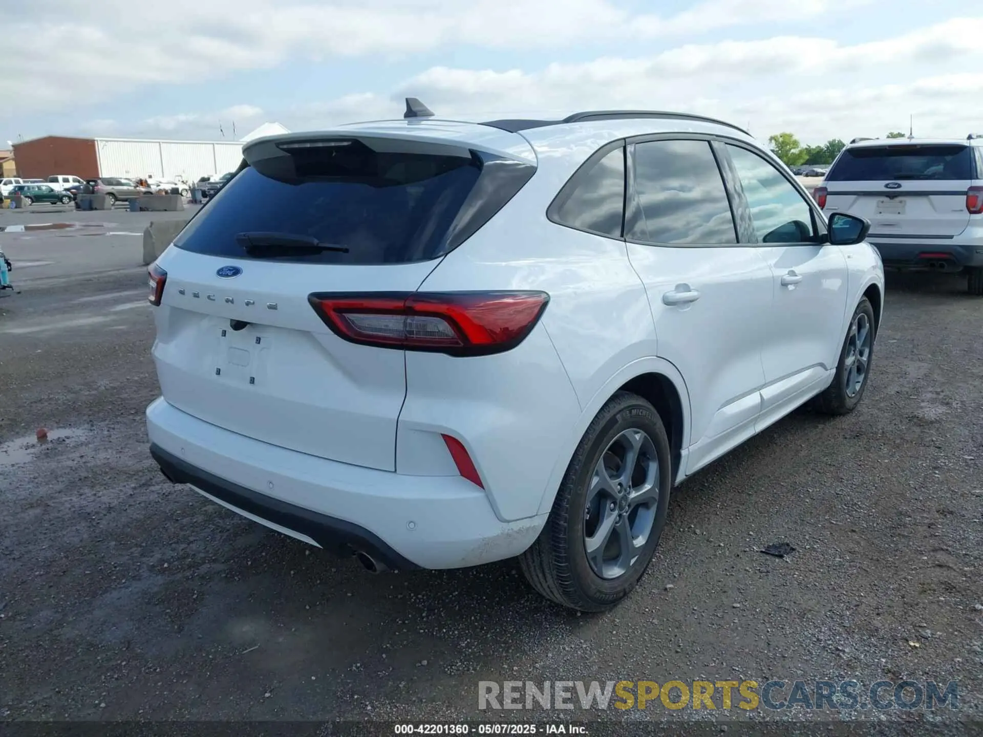 4 fotografías del automóvil dañado 1FMCU0MN4PUA70574 FORD ESCAPE 2023