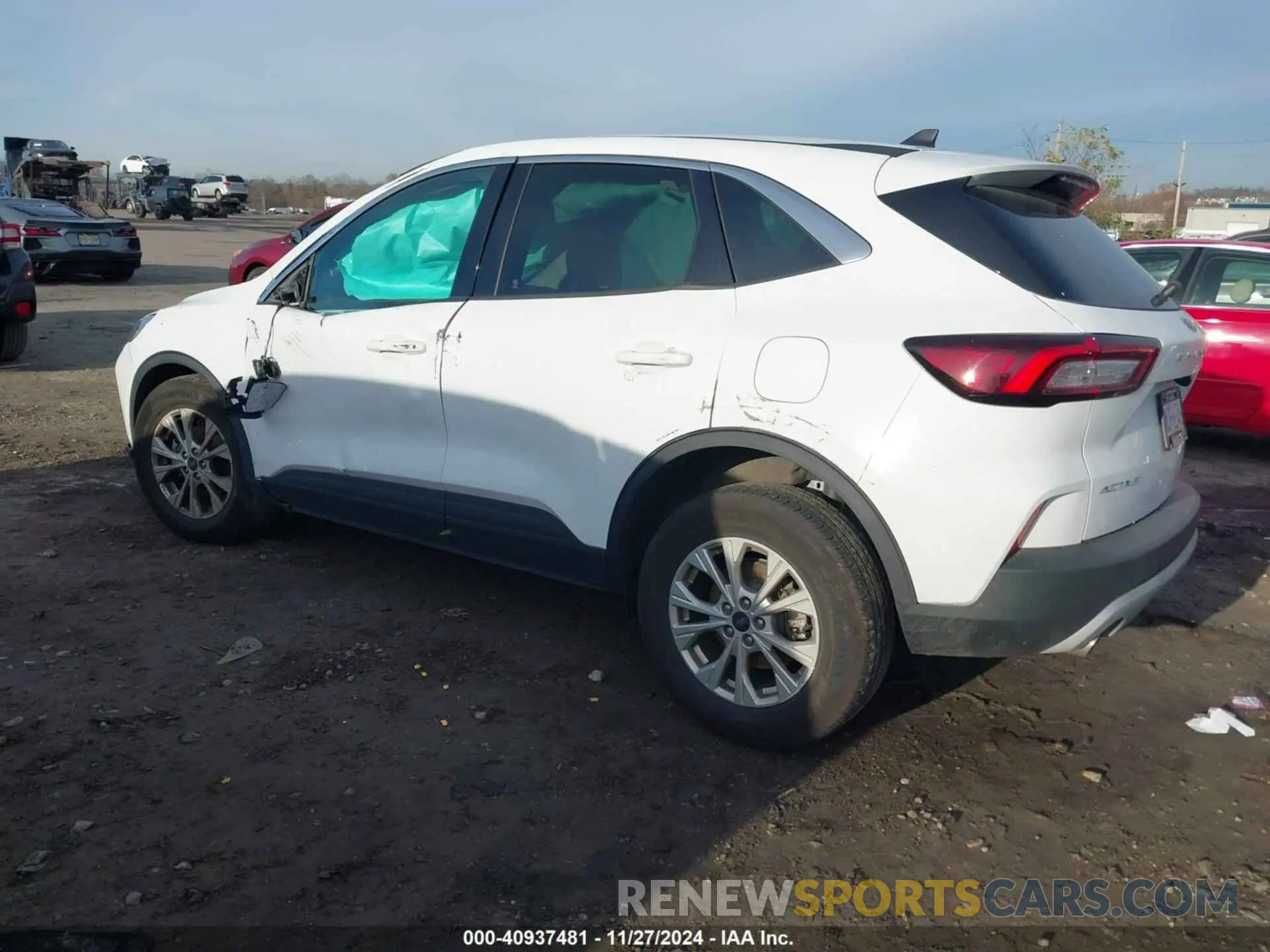 3 fotografías del automóvil dañado 1FMCU9GN0PUB29281 FORD ESCAPE 2023