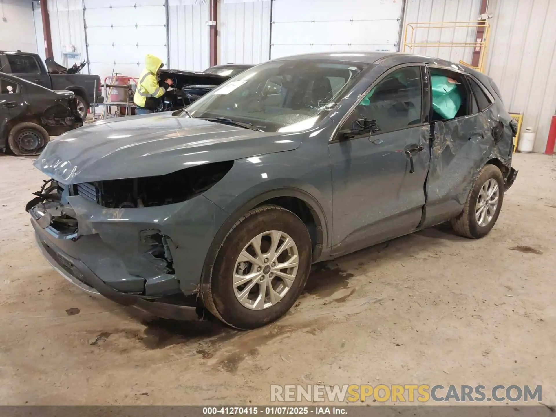 2 fotografías del automóvil dañado 1FMCU9GN3PUB22793 FORD ESCAPE 2023