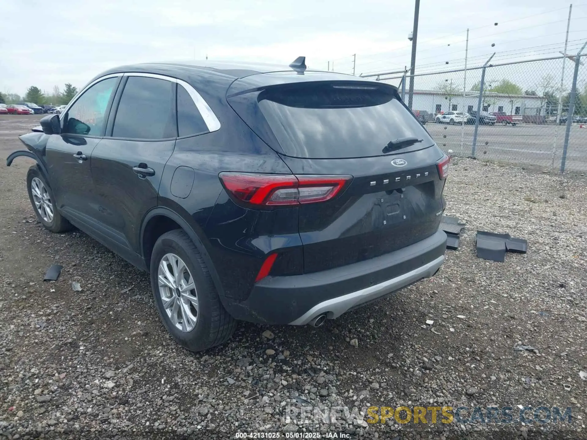 3 fotografías del automóvil dañado 1FMCU9GN7PUA04116 FORD ESCAPE 2023
