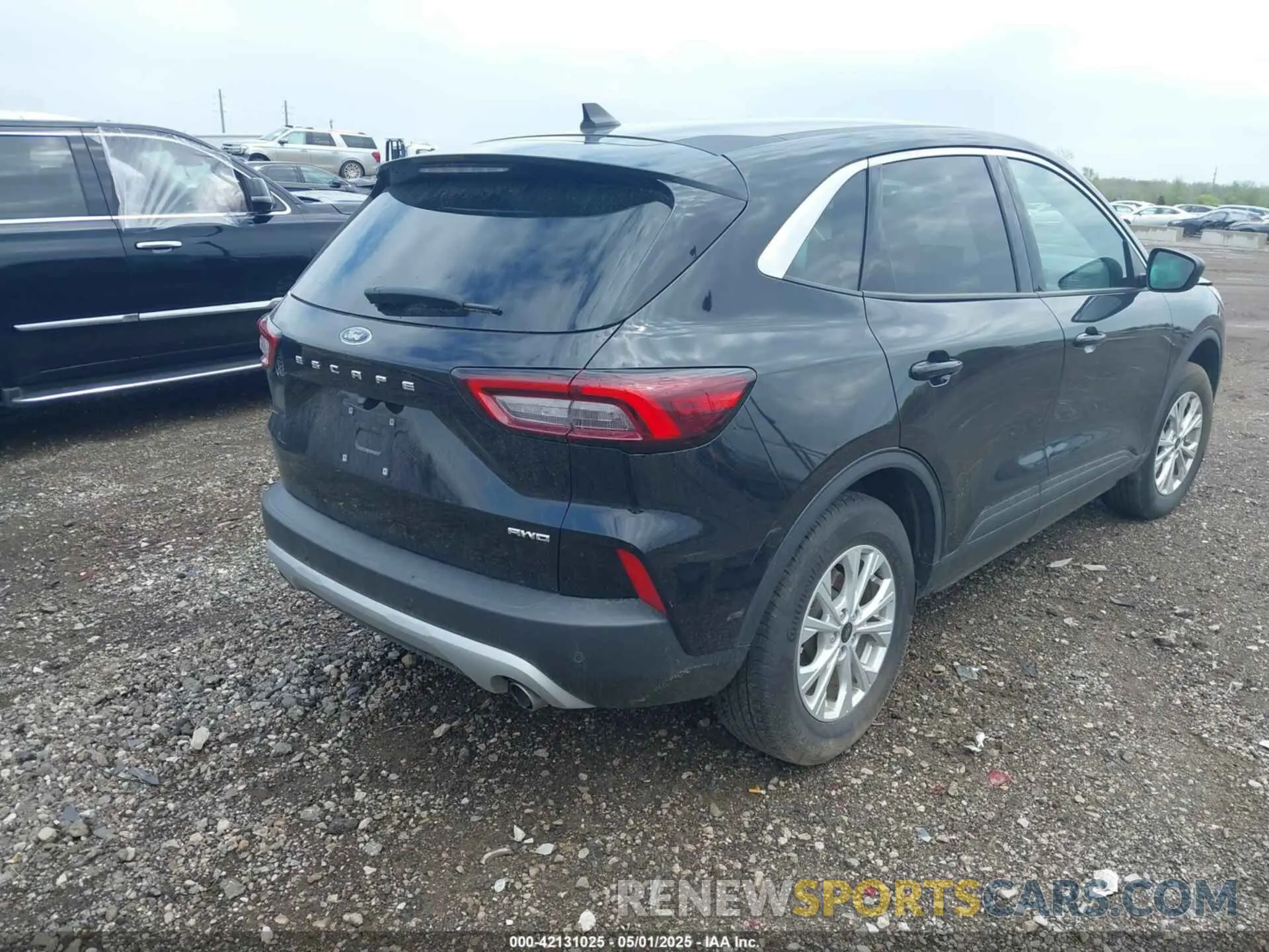 4 fotografías del automóvil dañado 1FMCU9GN7PUA04116 FORD ESCAPE 2023