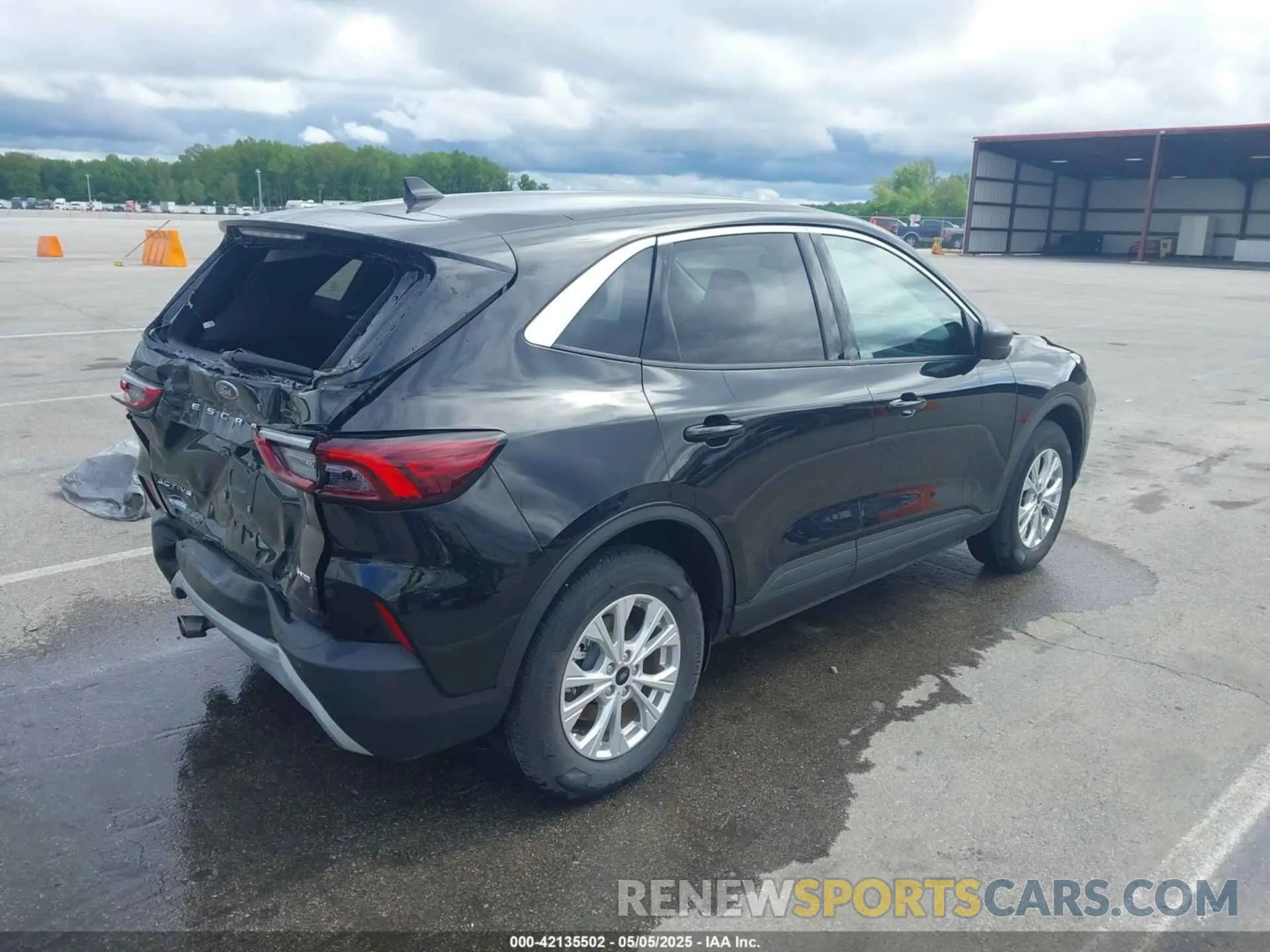 4 fotografías del automóvil dañado 1FMCU9GN9PUB16383 FORD ESCAPE 2023