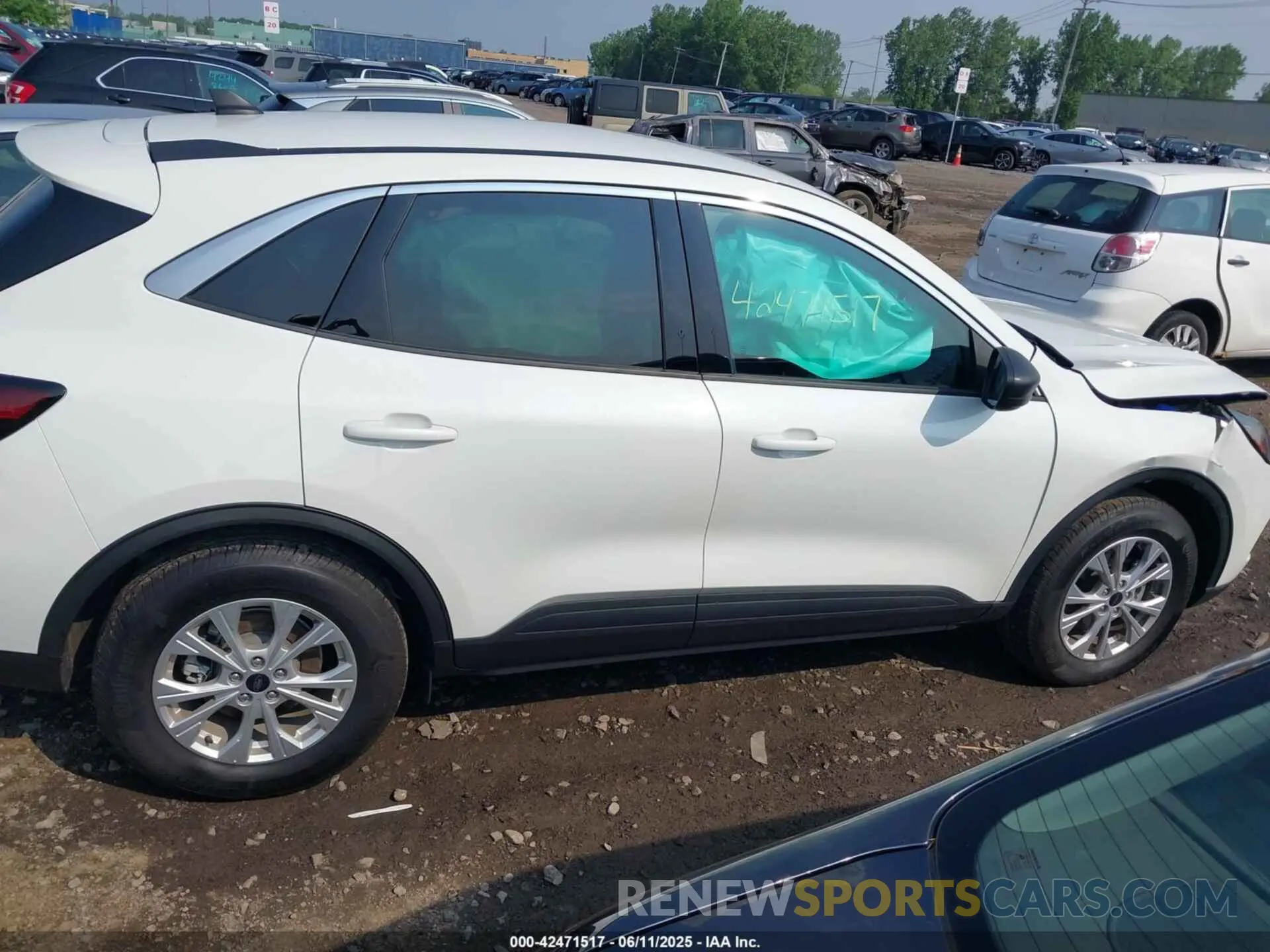 13 fotografías del automóvil dañado 1FMCU9GN9PUB32681 FORD ESCAPE 2023