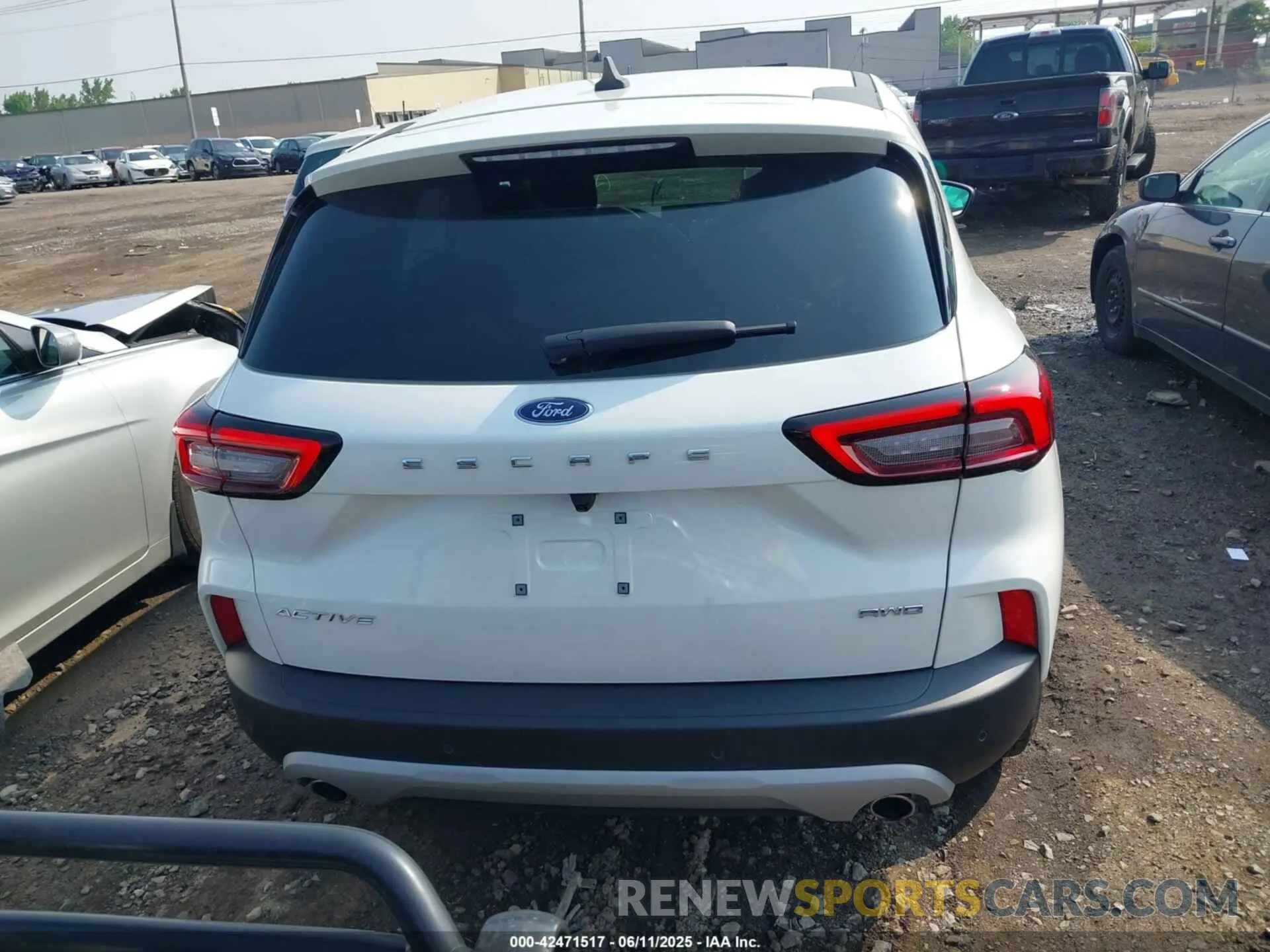 16 fotografías del automóvil dañado 1FMCU9GN9PUB32681 FORD ESCAPE 2023