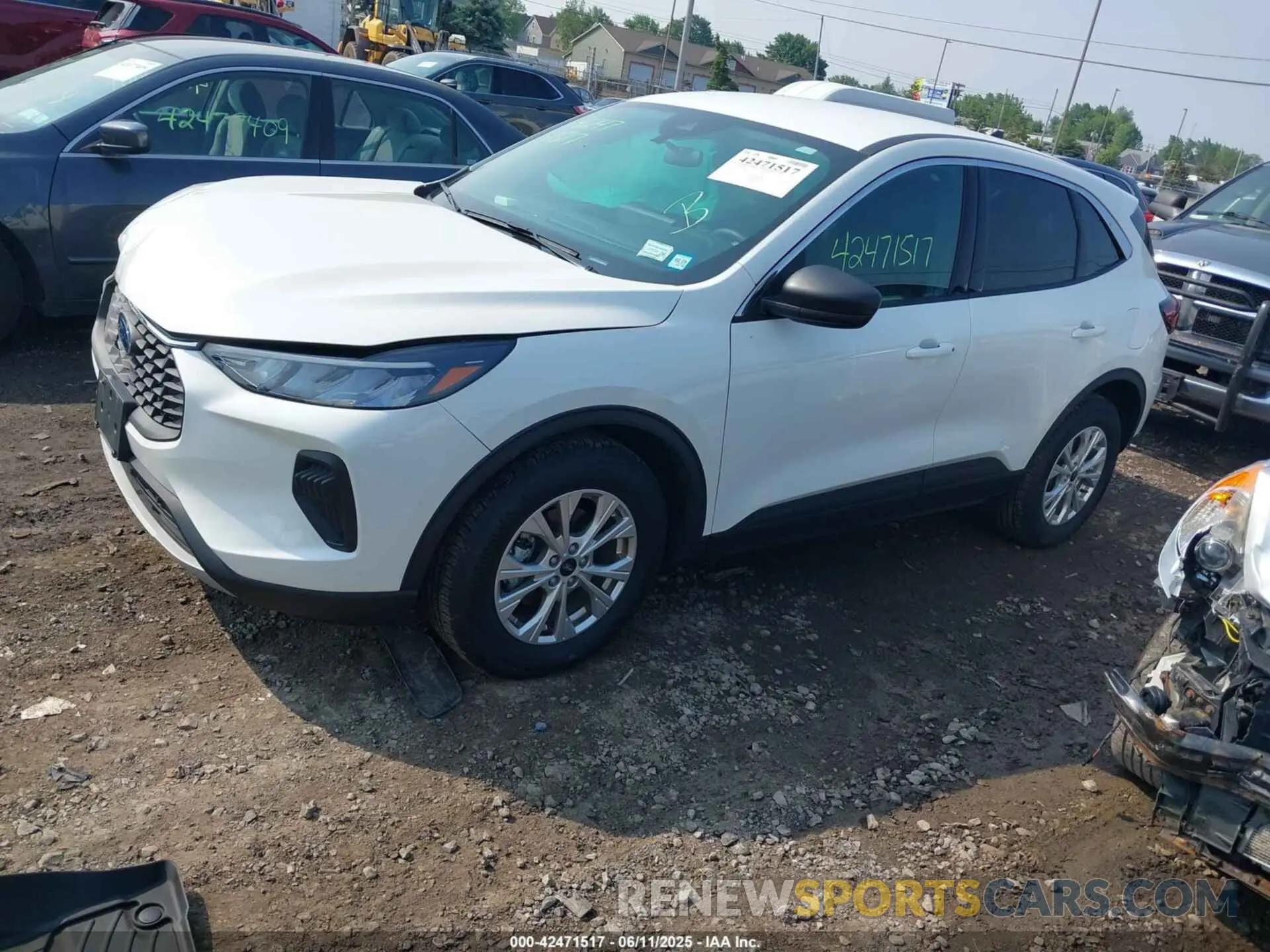 2 fotografías del automóvil dañado 1FMCU9GN9PUB32681 FORD ESCAPE 2023