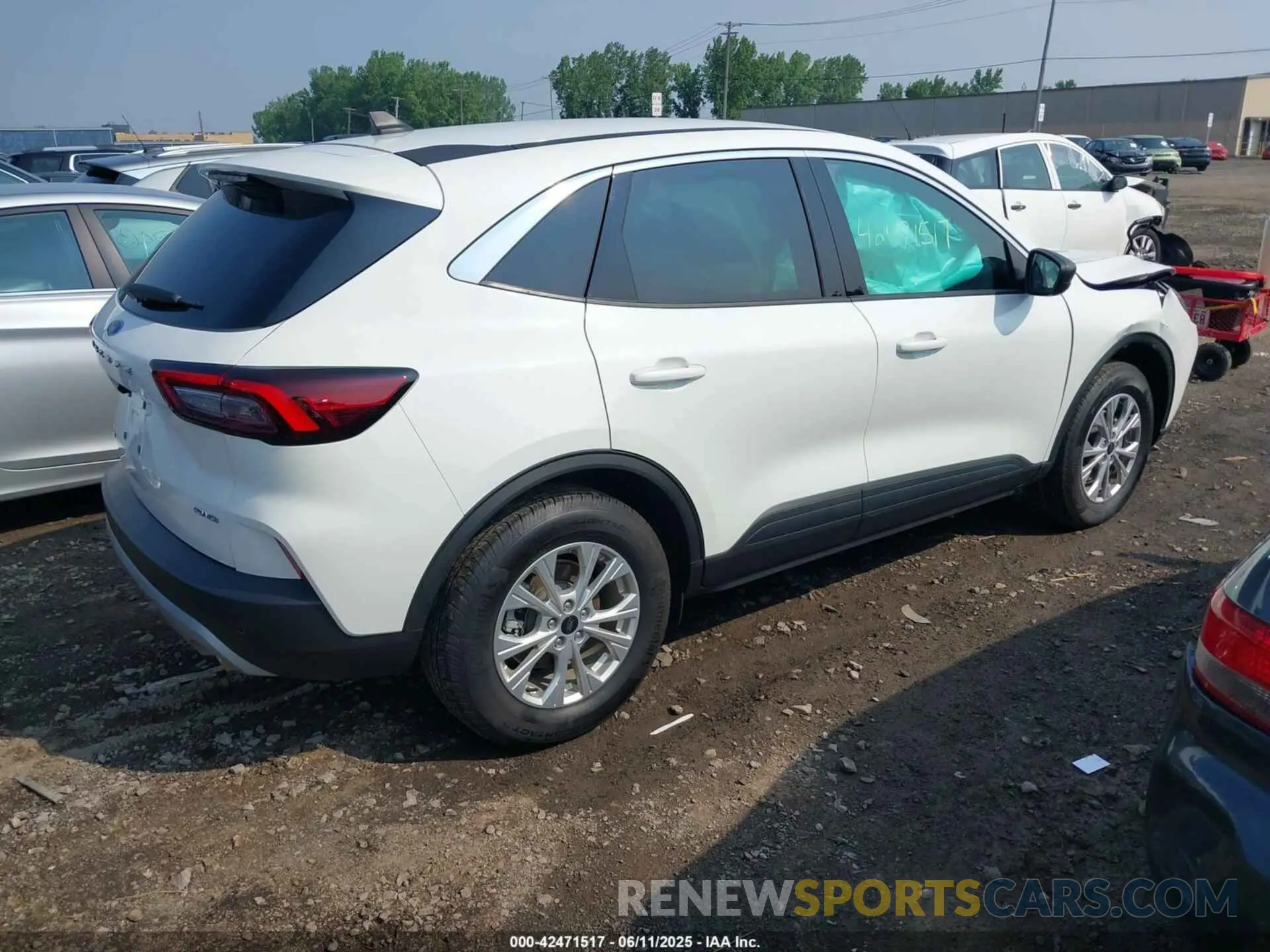 4 fotografías del automóvil dañado 1FMCU9GN9PUB32681 FORD ESCAPE 2023
