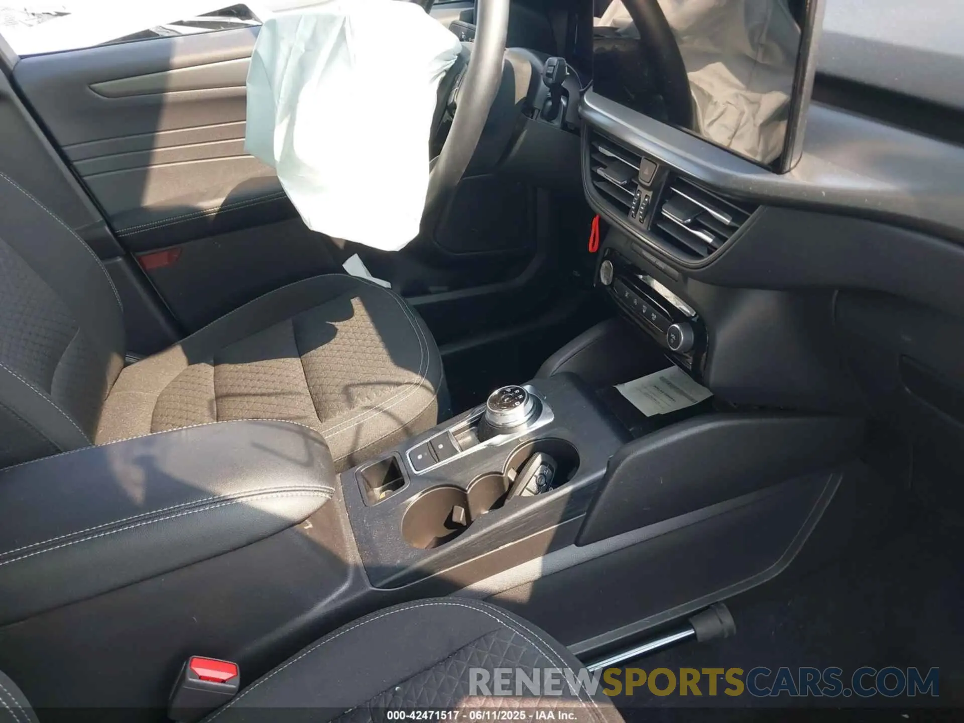 5 fotografías del automóvil dañado 1FMCU9GN9PUB32681 FORD ESCAPE 2023
