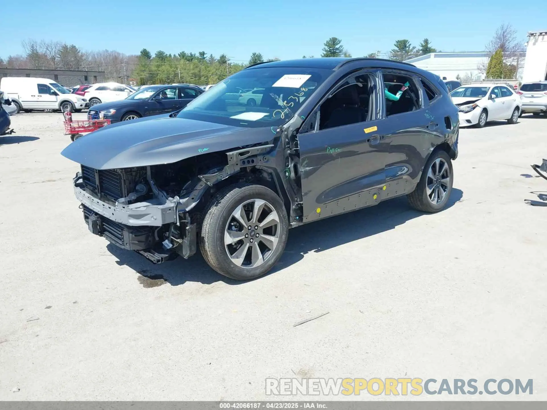 2 fotografías del automóvil dañado 1FMCU9JA2PUA23131 FORD ESCAPE 2023
