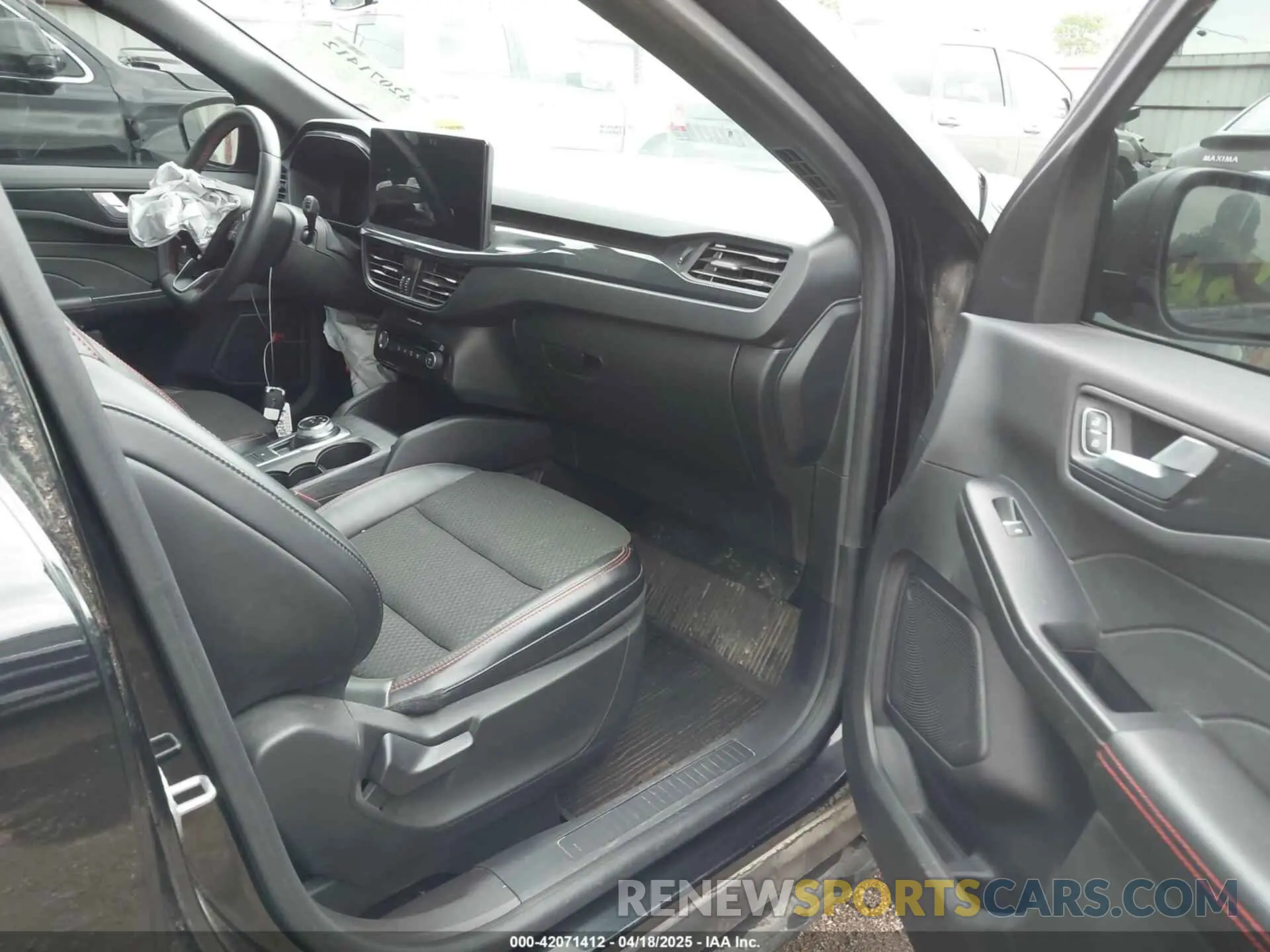 5 fotografías del automóvil dañado 1FMCU9MN6PUB21822 FORD ESCAPE 2023