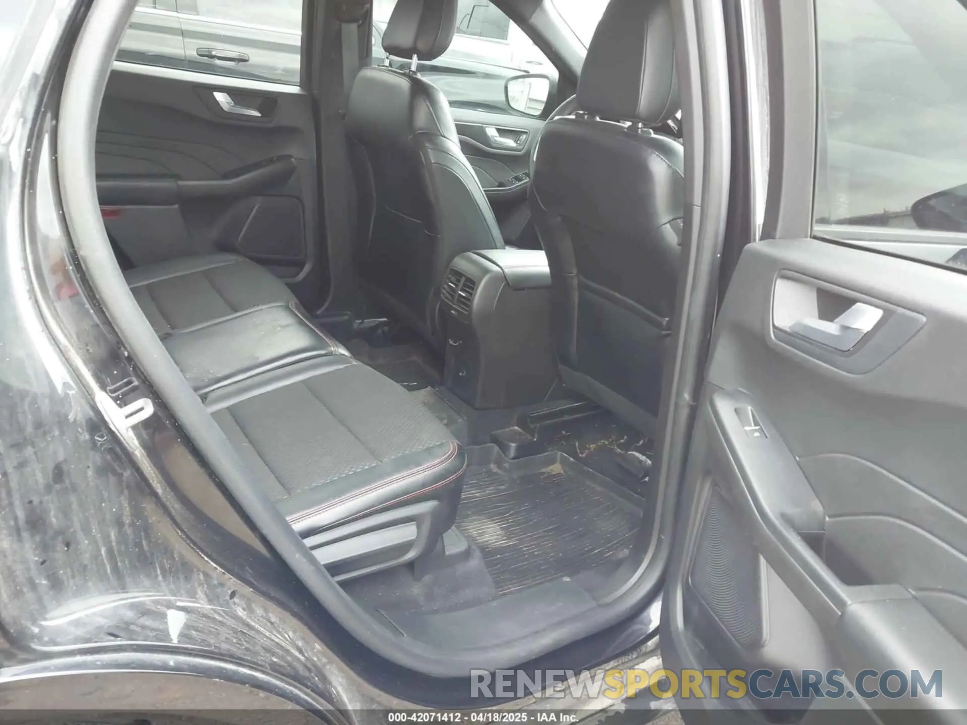 8 fotografías del automóvil dañado 1FMCU9MN6PUB21822 FORD ESCAPE 2023